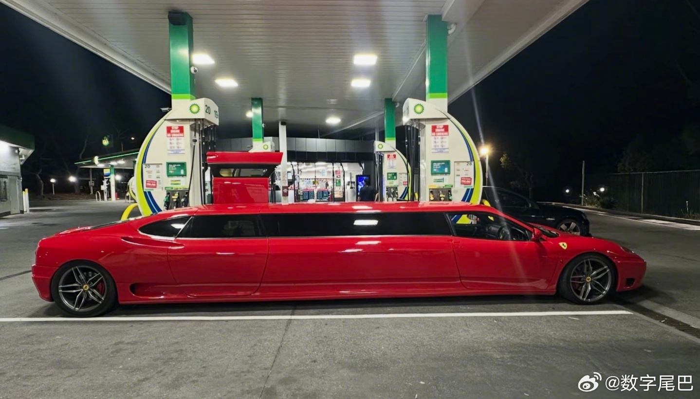 法拉利360改装7米加长礼宾车，保留V8引擎可载10人