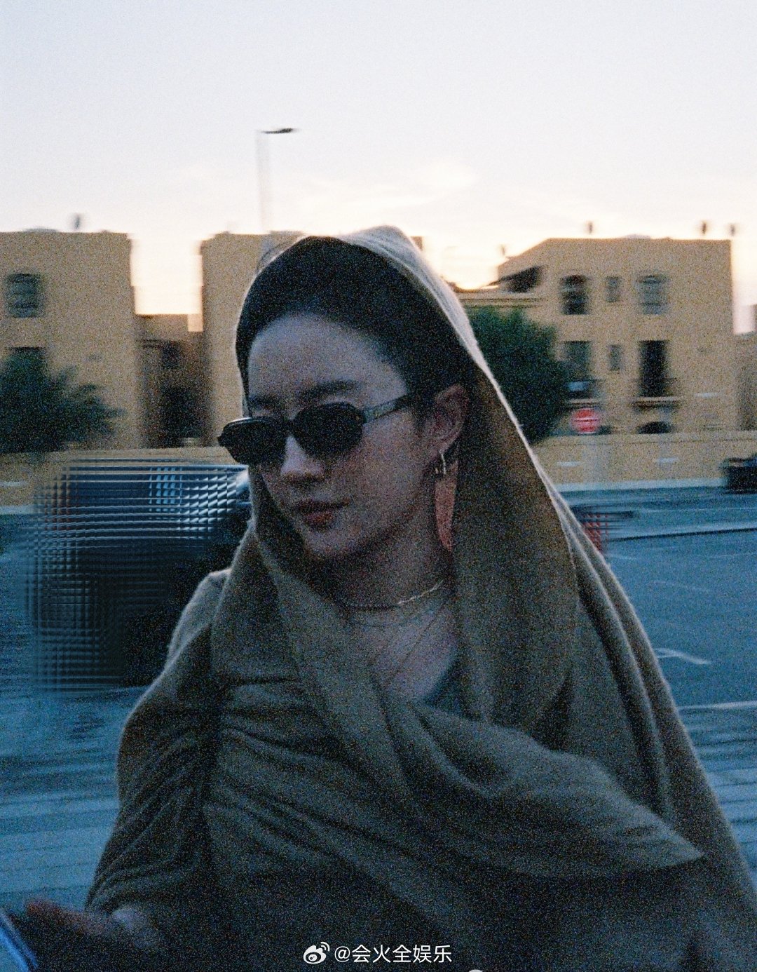 刘亦菲阿布扎比库存照更新，头巾造型亮相