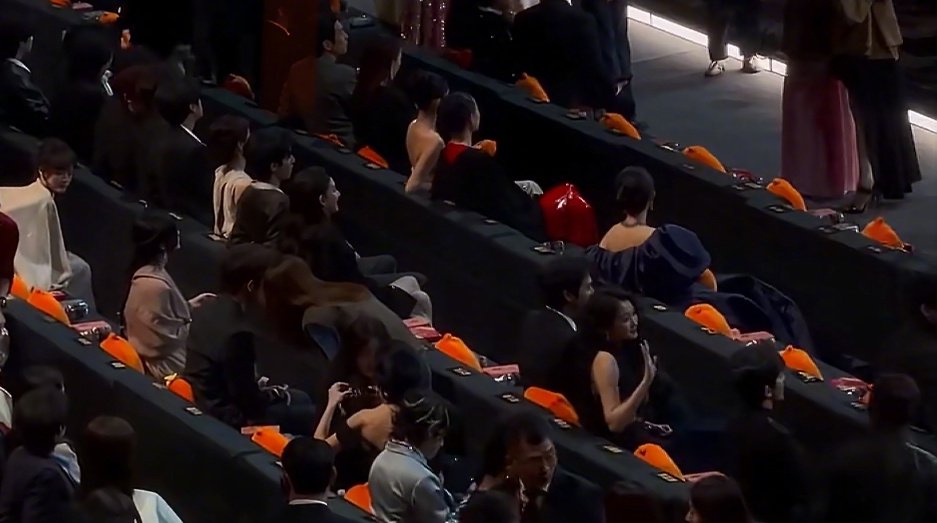 杨幂宋祖儿活动现场热聊，斜身跨座引关注