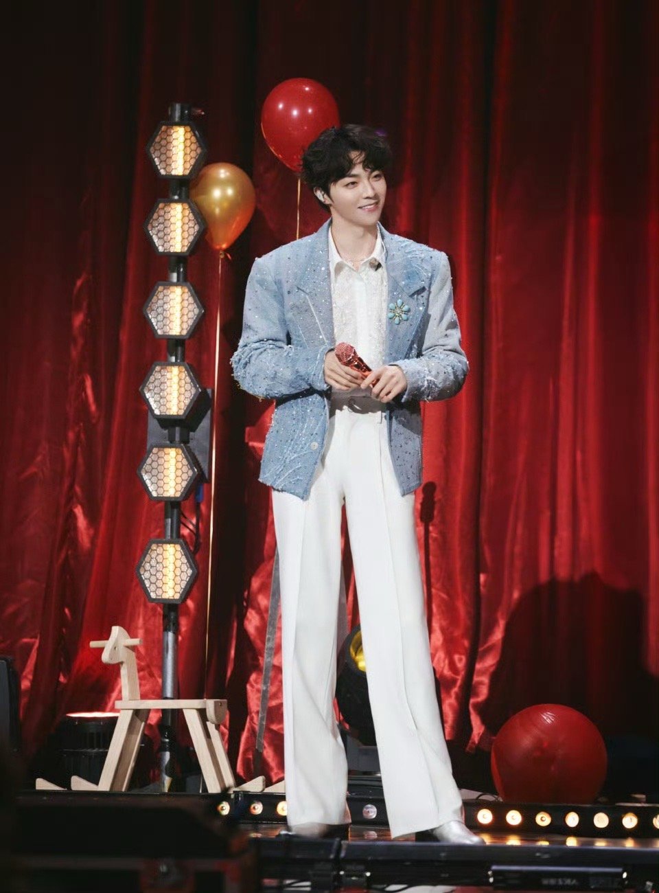 陈立农亮相小年夜晚会，红火舞台迎新春