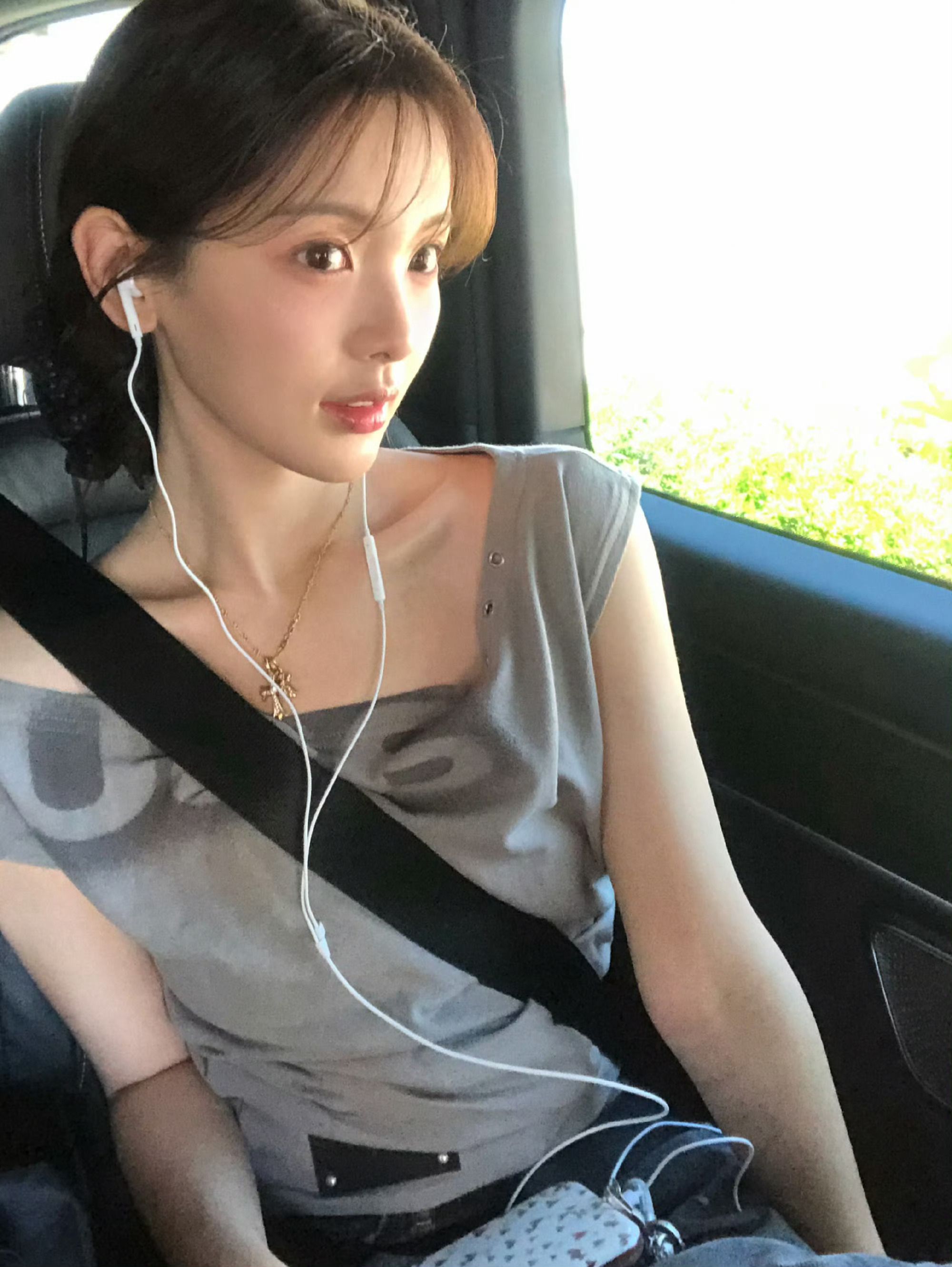 杨超越发布日常随拍十二宫格补钙主题写真