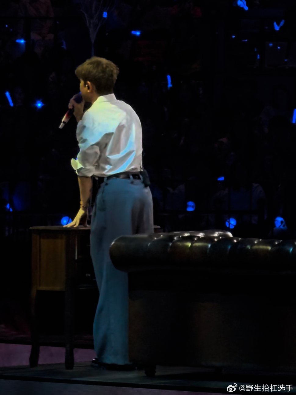张杰成都演唱会唱树呢泪洒舞台