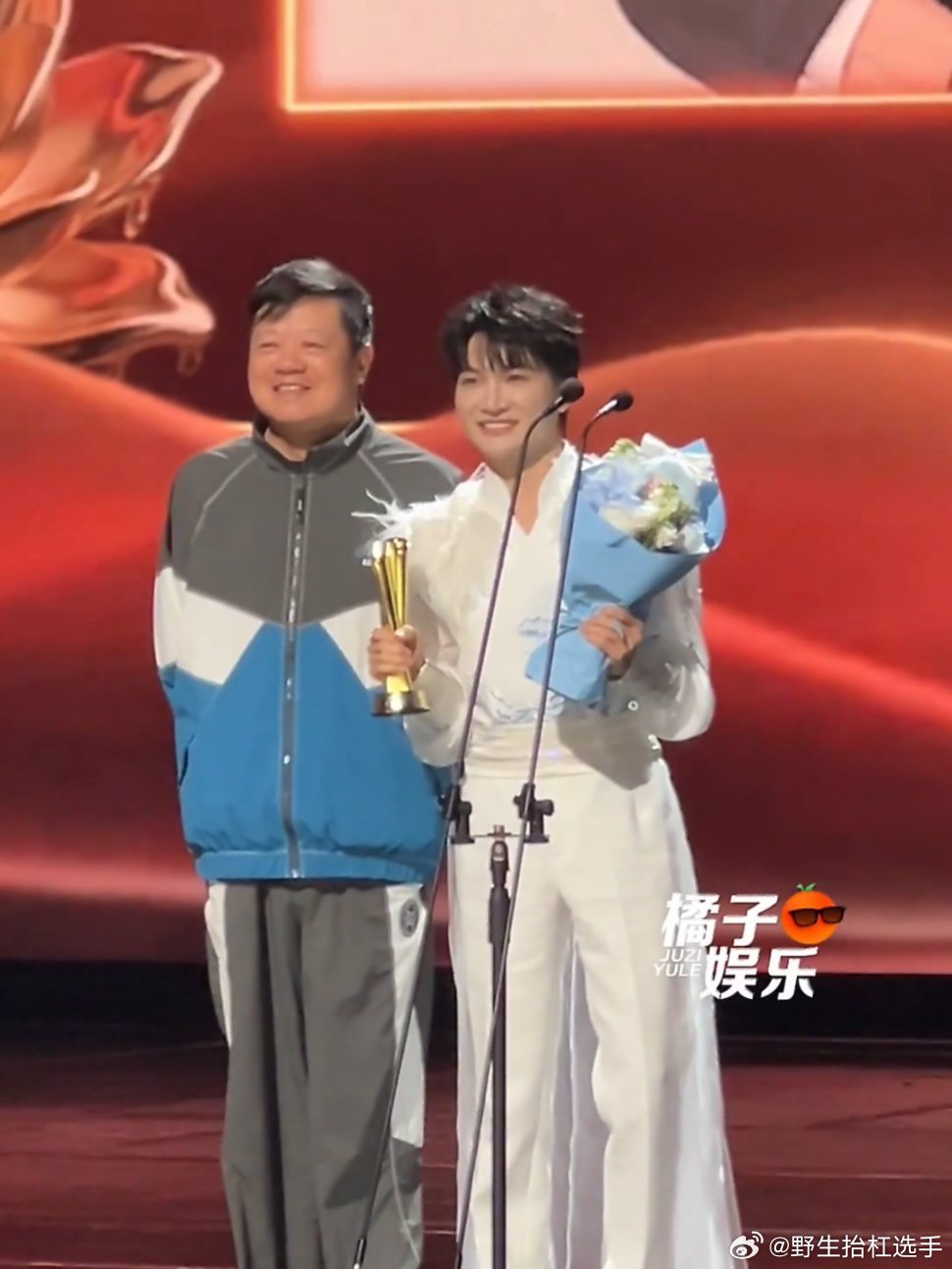 周深阅文盛典鞠躬送马东下台显教养