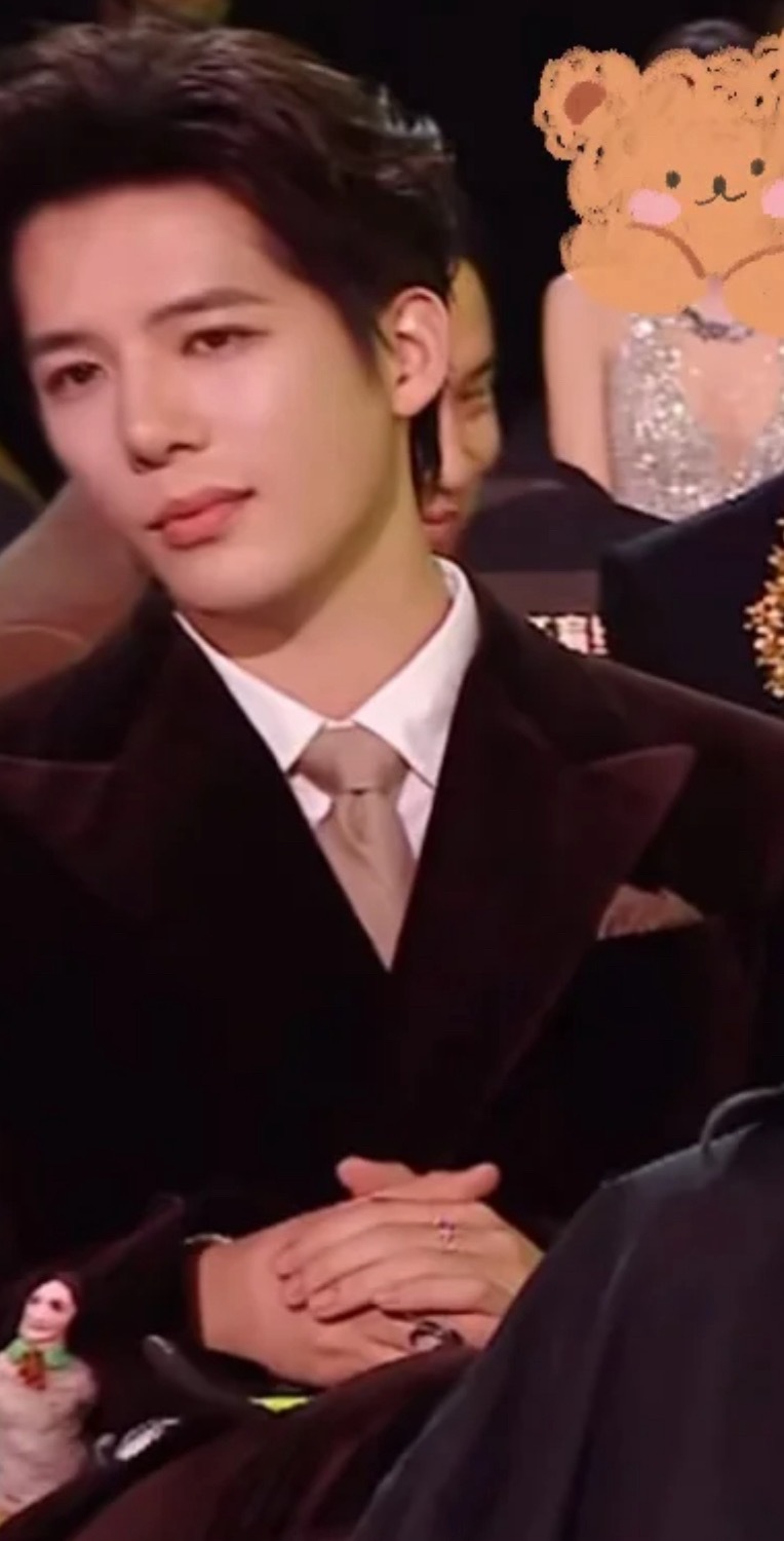 王安宇直播中腿上玩偶引网友好奇