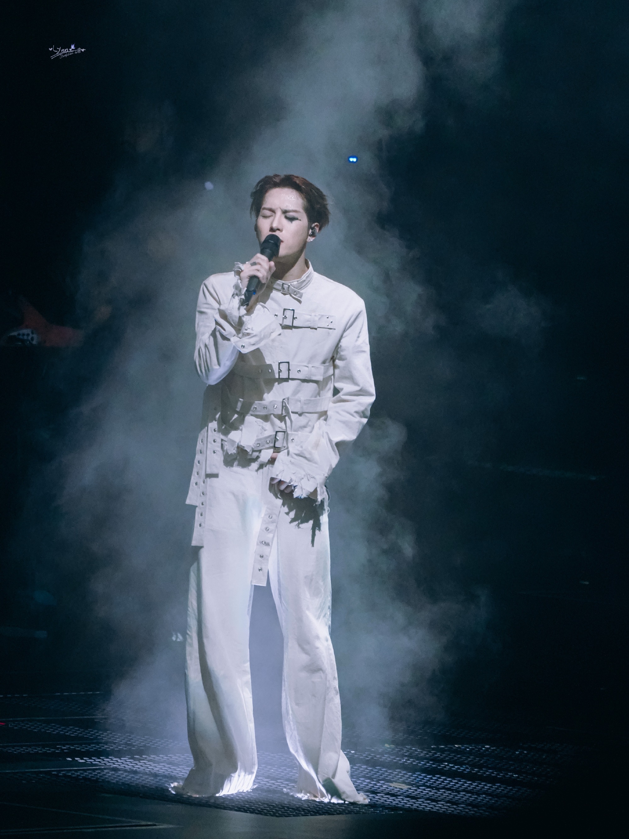 王嘉尔演唱会发文感谢粉丝，呼吁对自己好一点