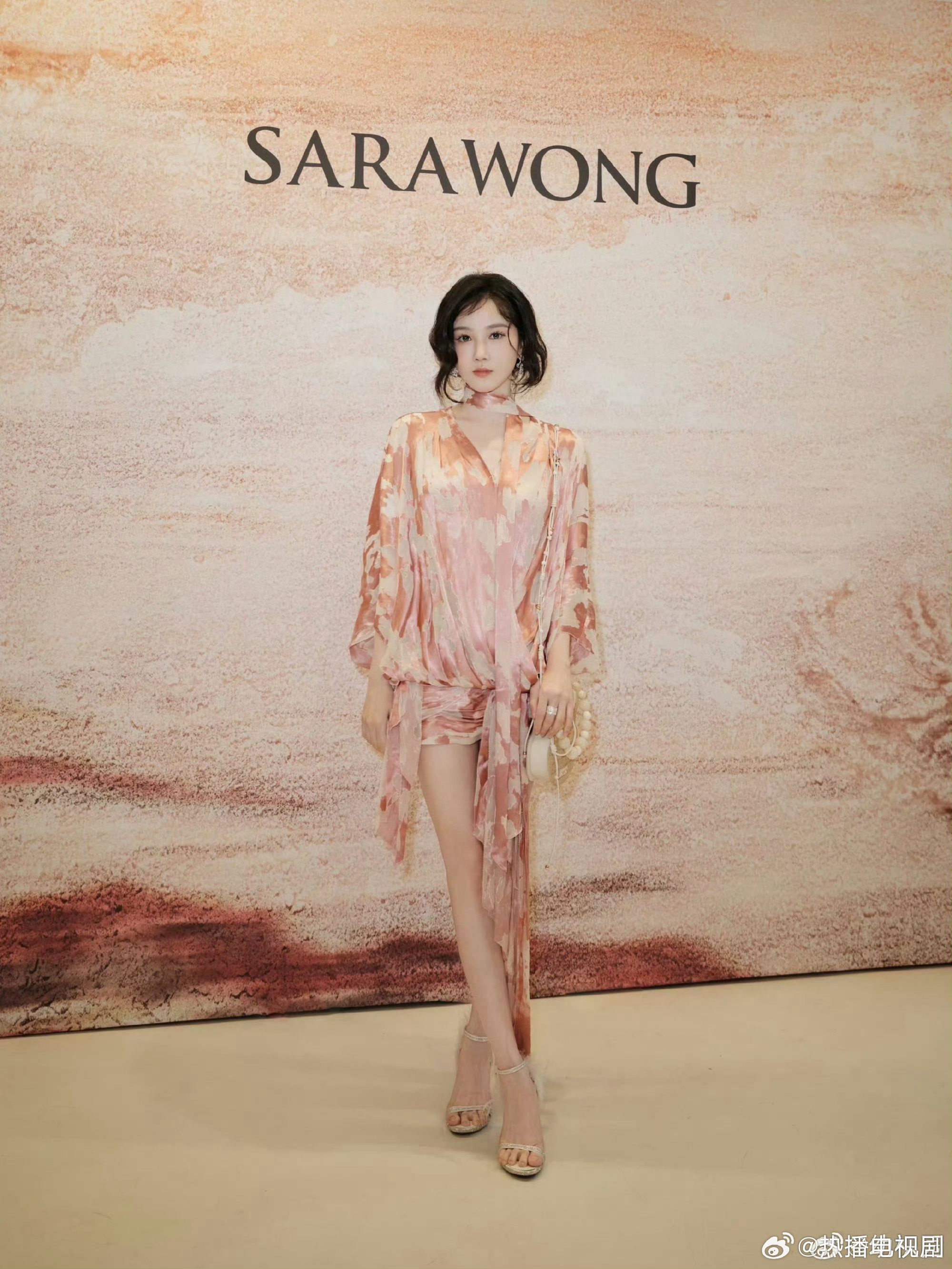陈小纭冷白皮直筒腿获赞五官精致如洋娃娃