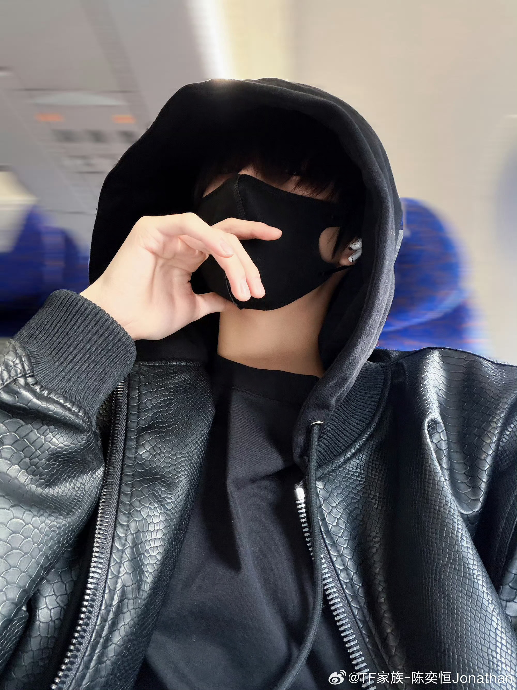 陈奕恒飞机自拍曝光，自然帅气引关注