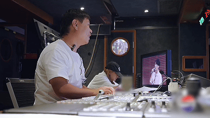 王昱控场打断维嘉海涛热聊，导播称一瓢冷水泼灭气氛