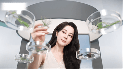 热巴在松林的画面搭配清润木质香，氛围感直接拉满…