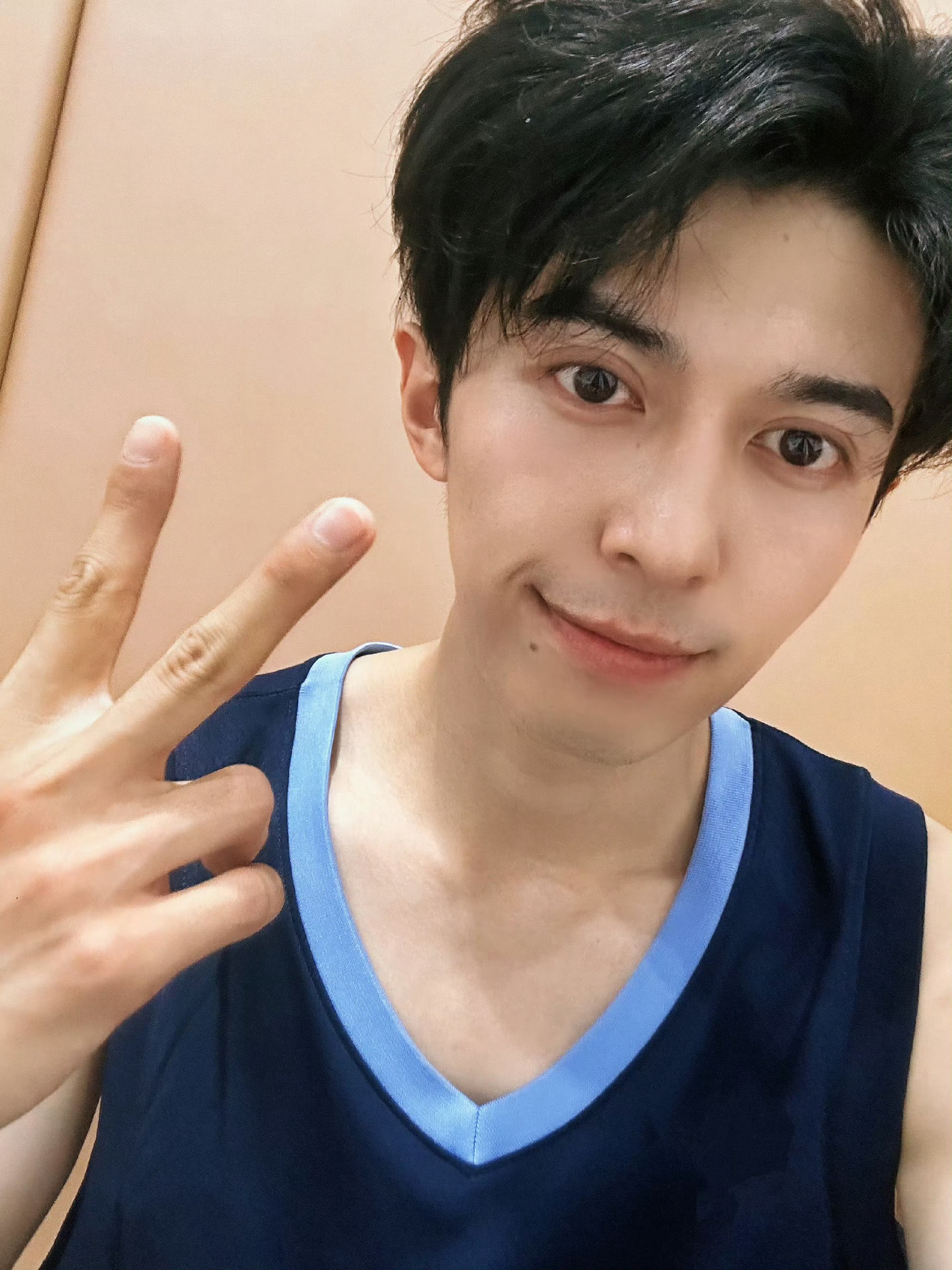 赵小童青岛打篮球感叹天气凉快