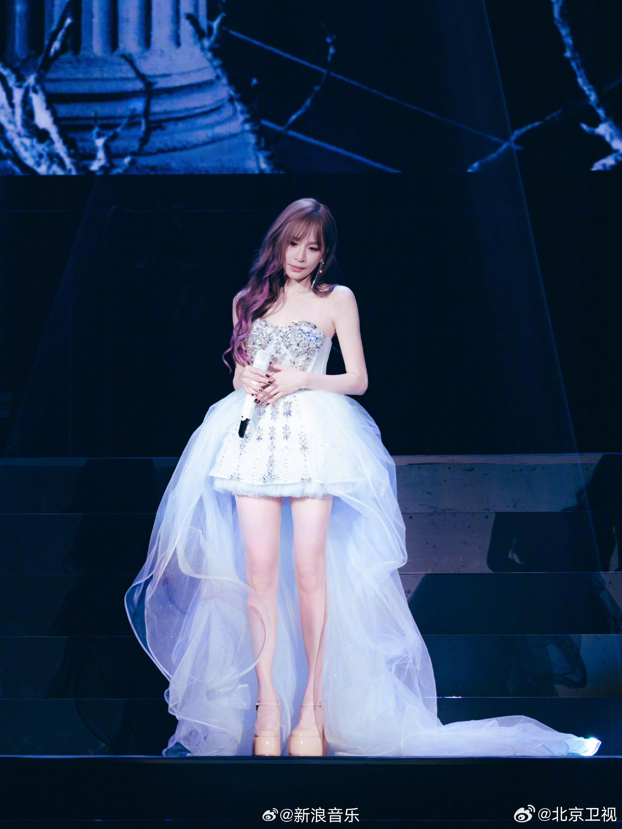 王心凌旧金山演唱会浅蓝公主裙秒变精灵装
