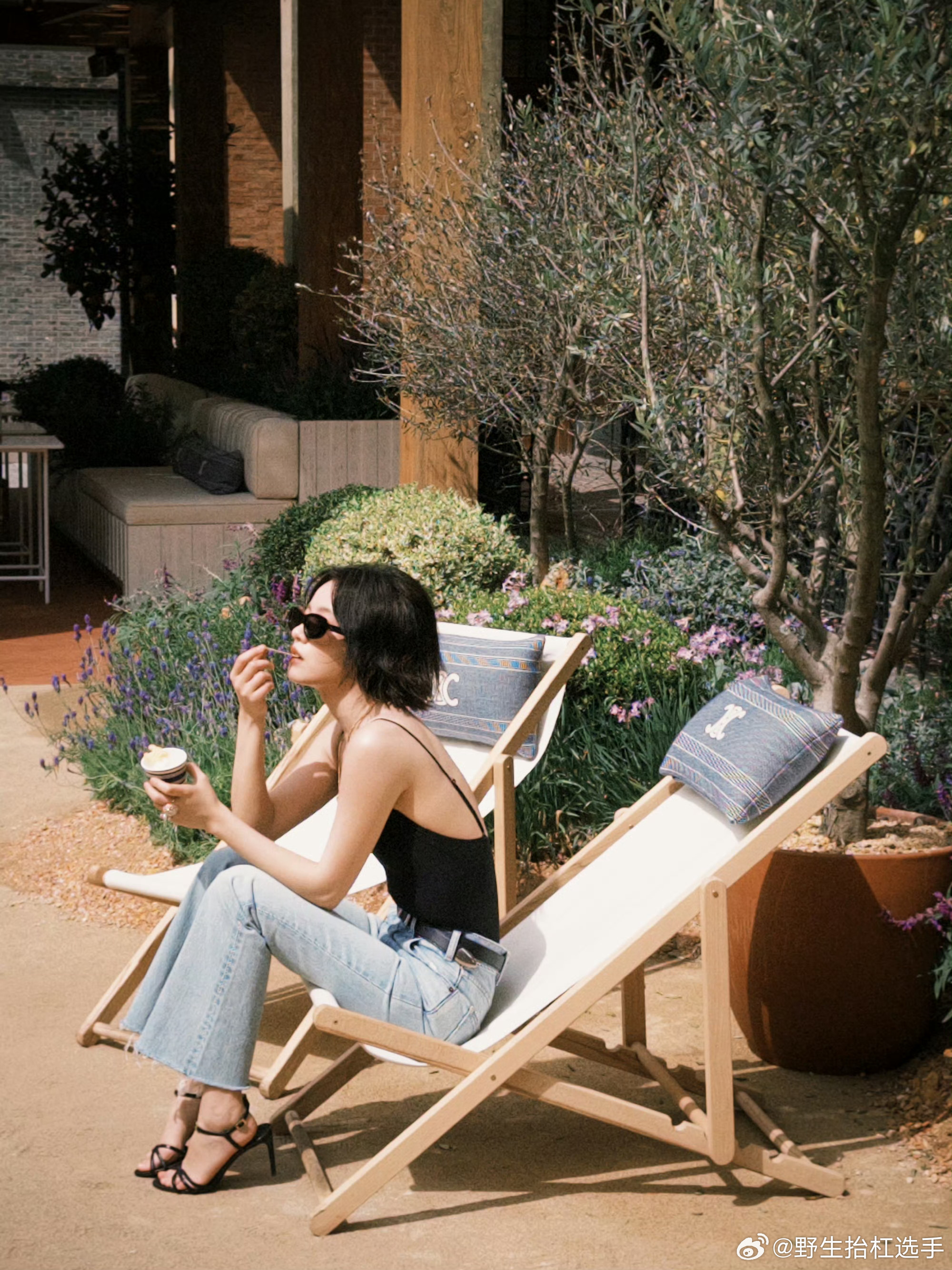 李庚希17岁出道24岁获金鸡影后，电视剧《小欢喜》电影《我们一起摇太阳》代表作