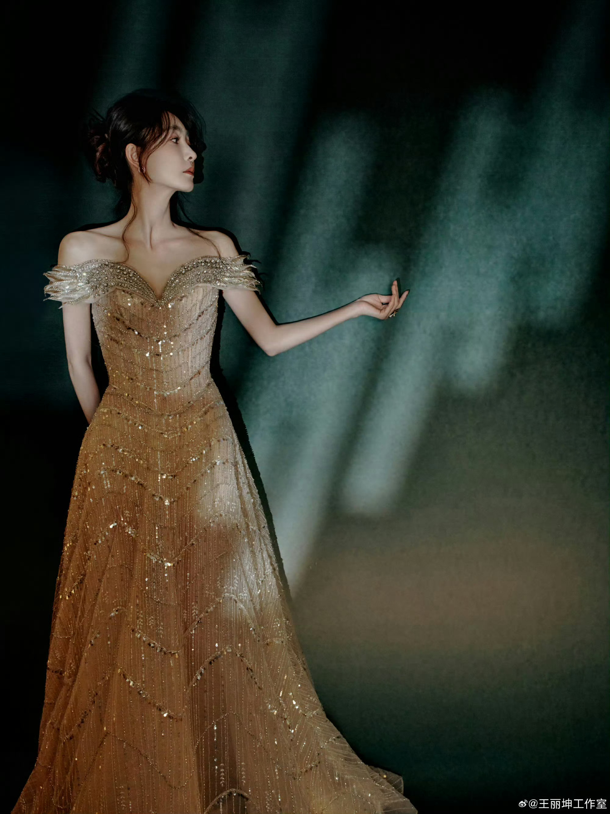 王丽坤穿金色流沙抹胸长裙亮相，闪片流光熠熠生辉