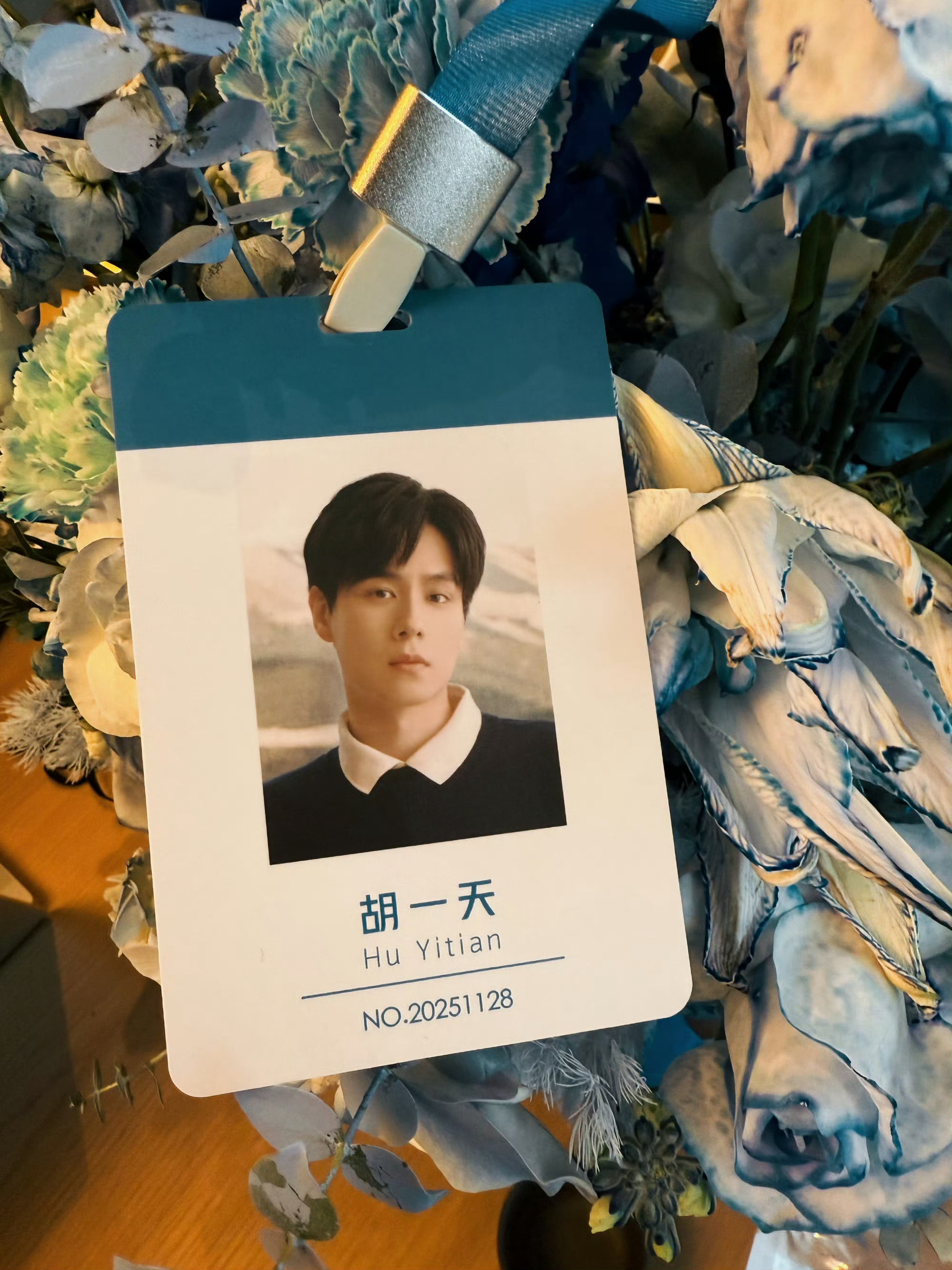 胡一天出海追海豚晕船，躺船模样可怜