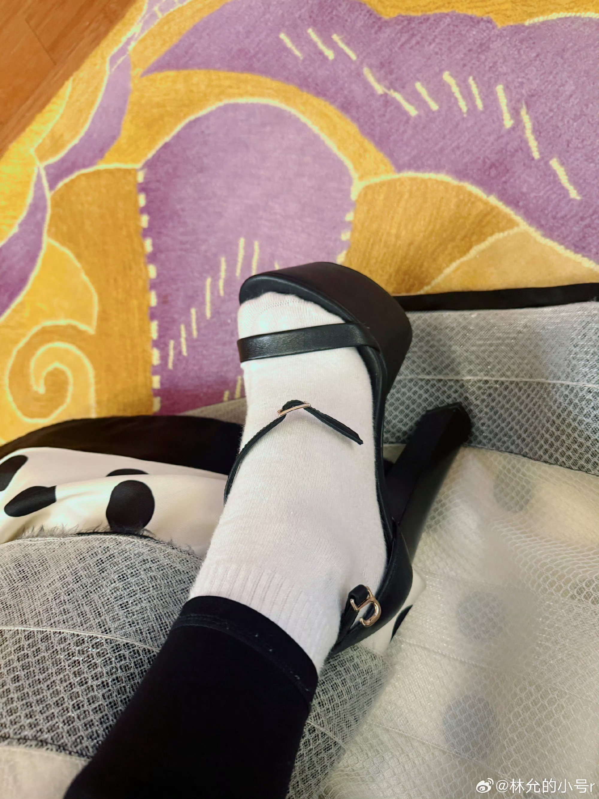 林允回应摔倒称鞋带松了