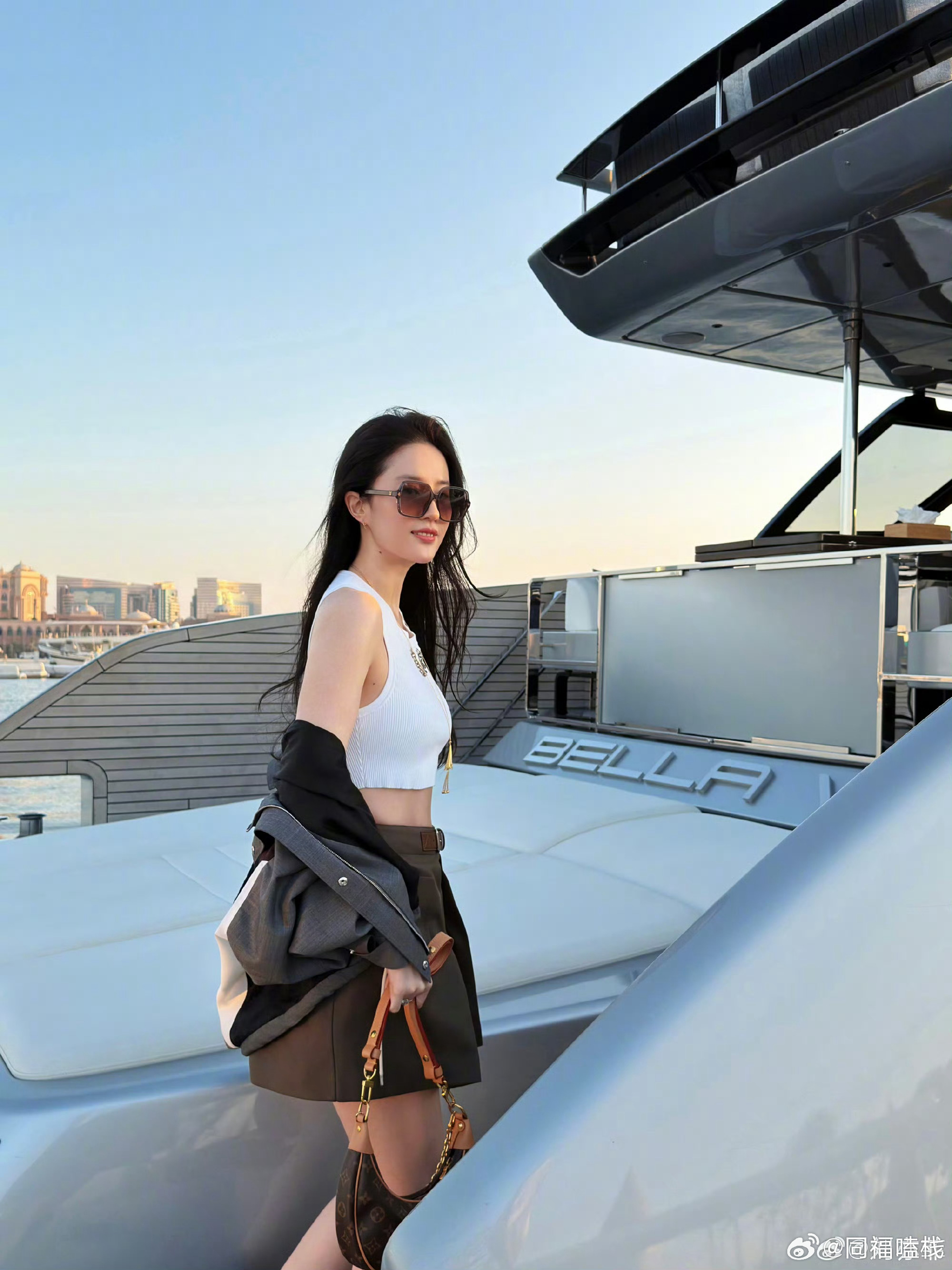 刘亦菲晒阿布扎比随拍获赞老公姐