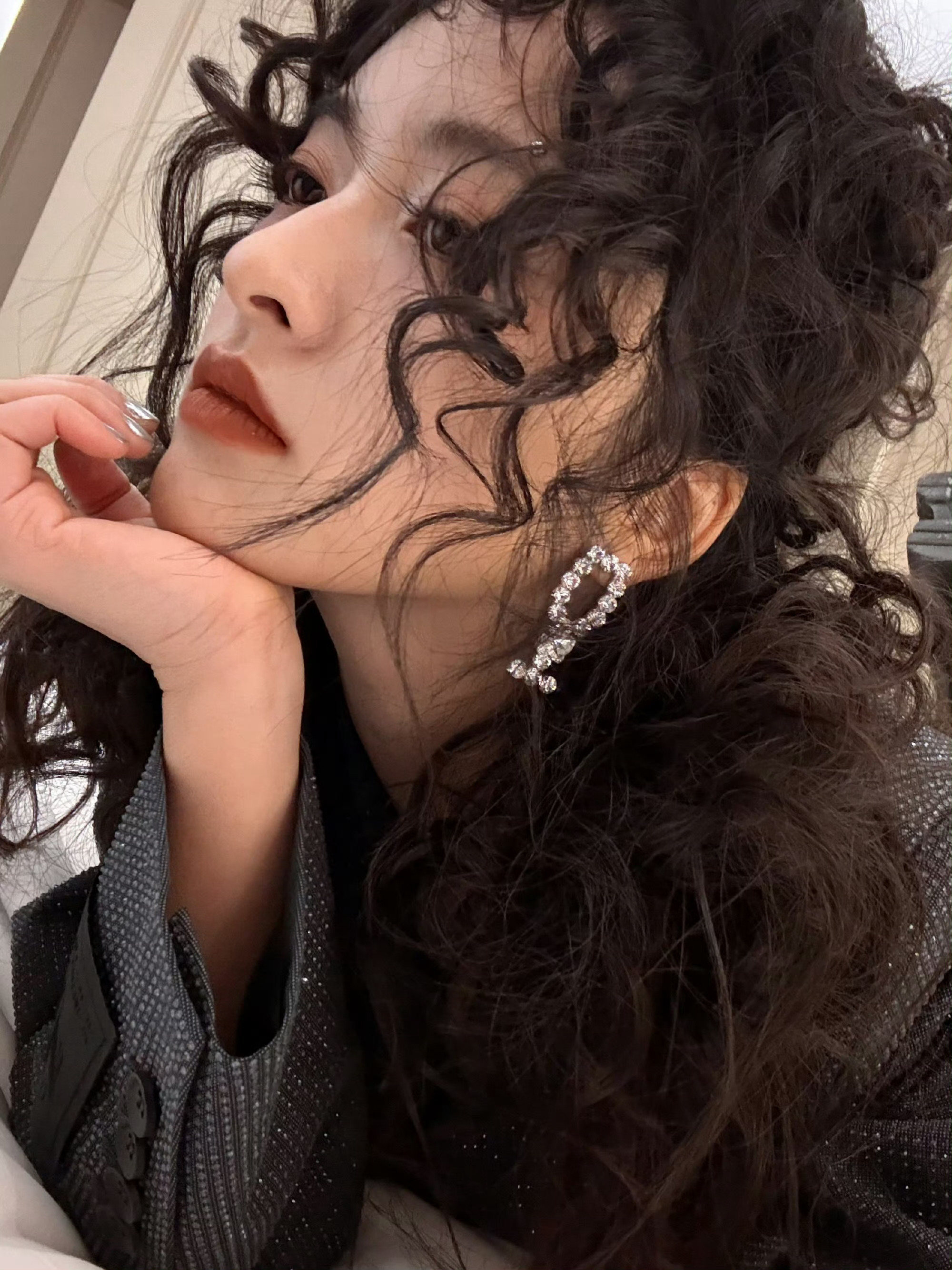 沈月黑丝羊毛卷造型多变，完美驾驭不同风格