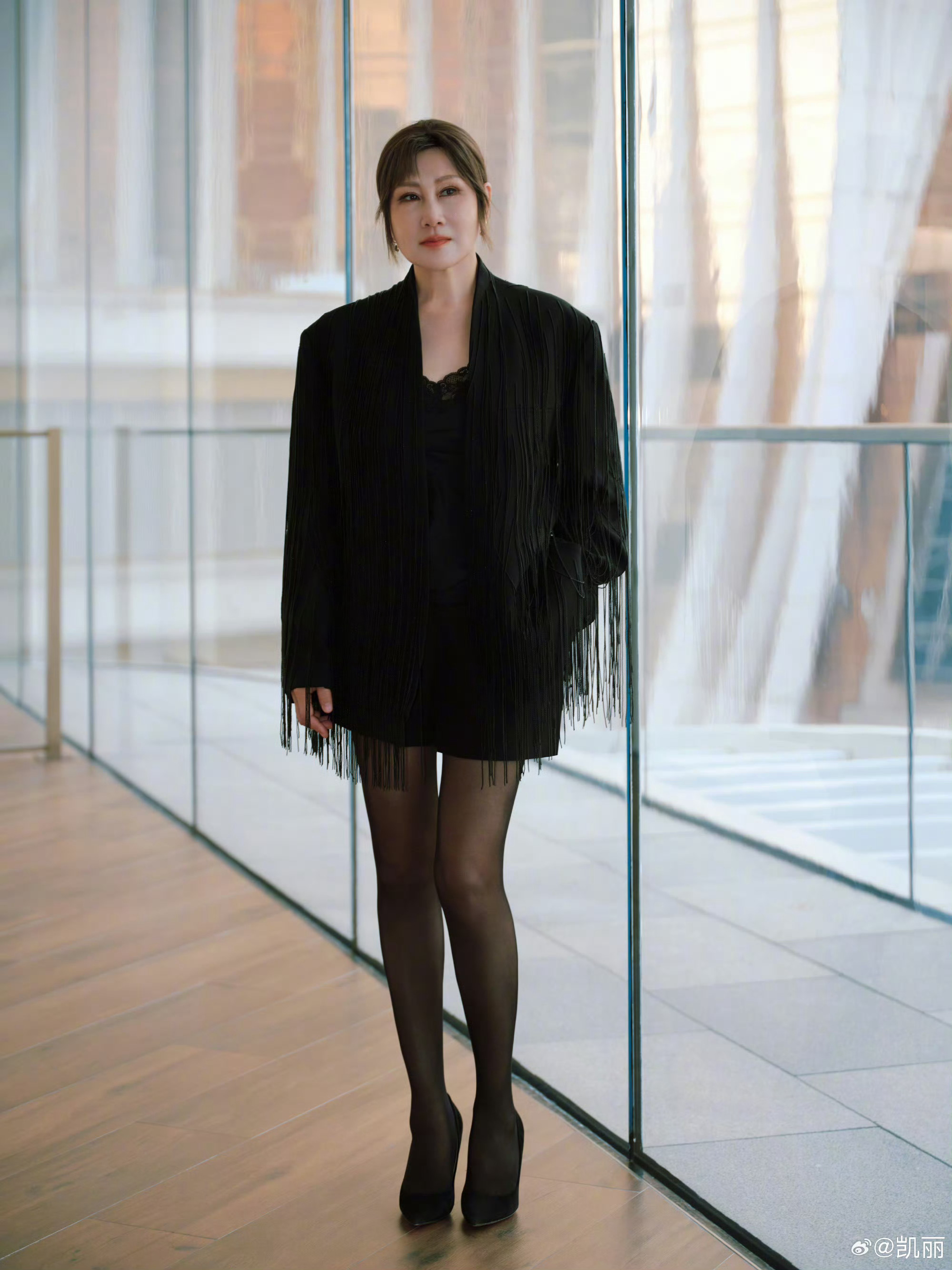 张凯丽黑色流苏西装造型颠覆形象，优雅气场全开