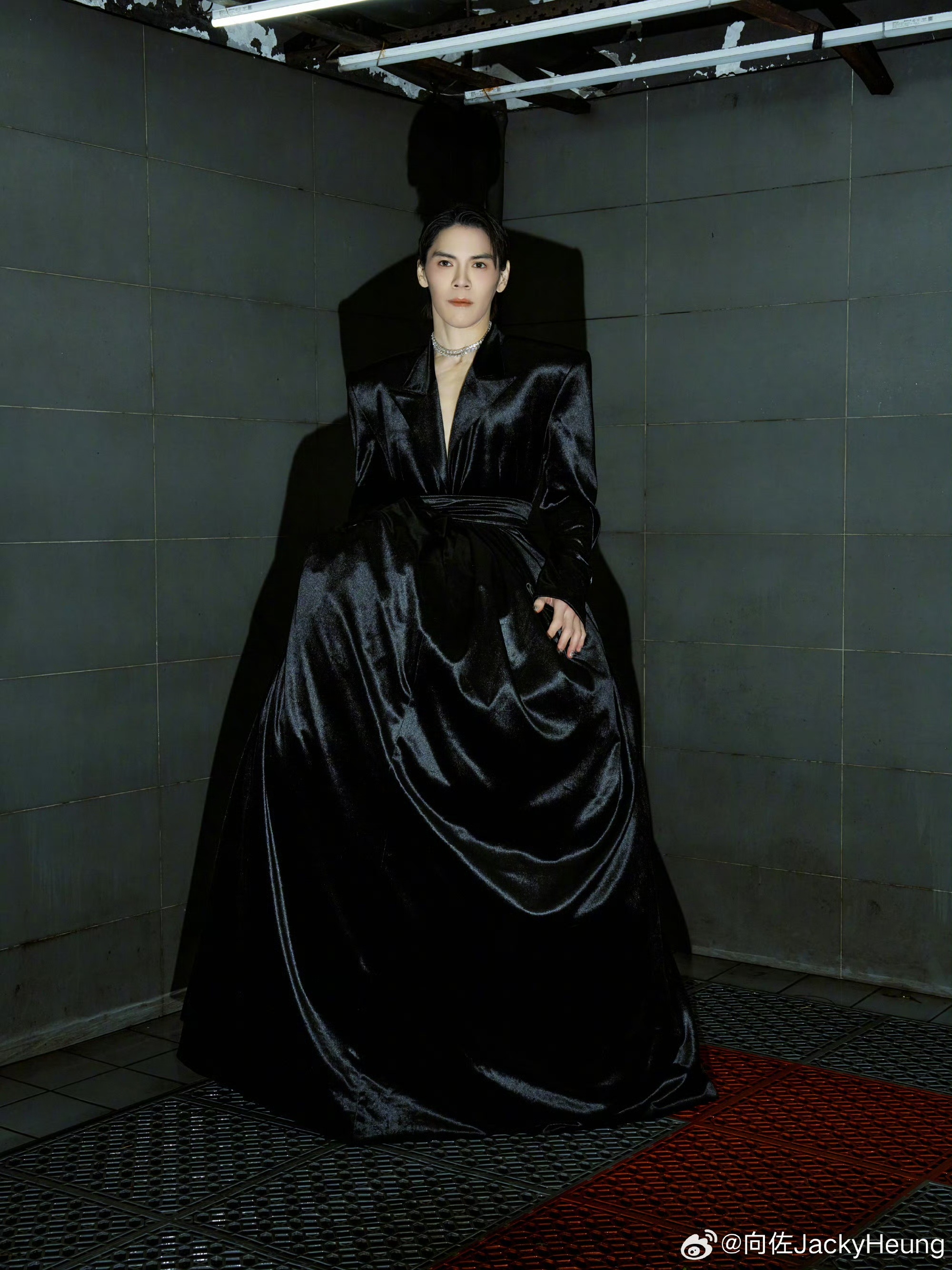 向佐同穿男女装展示多面性