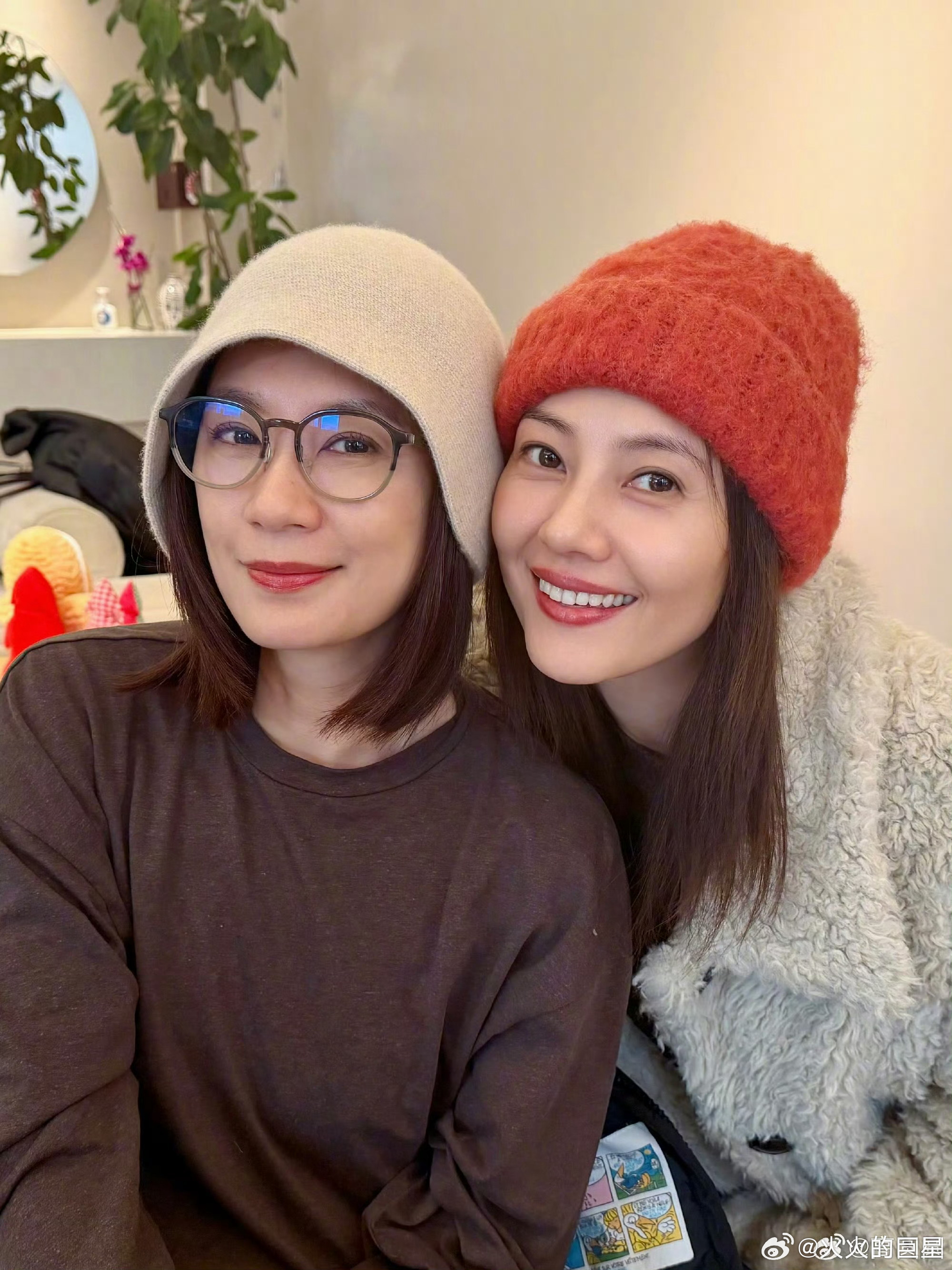 贾静雯高圆圆再度同框合影