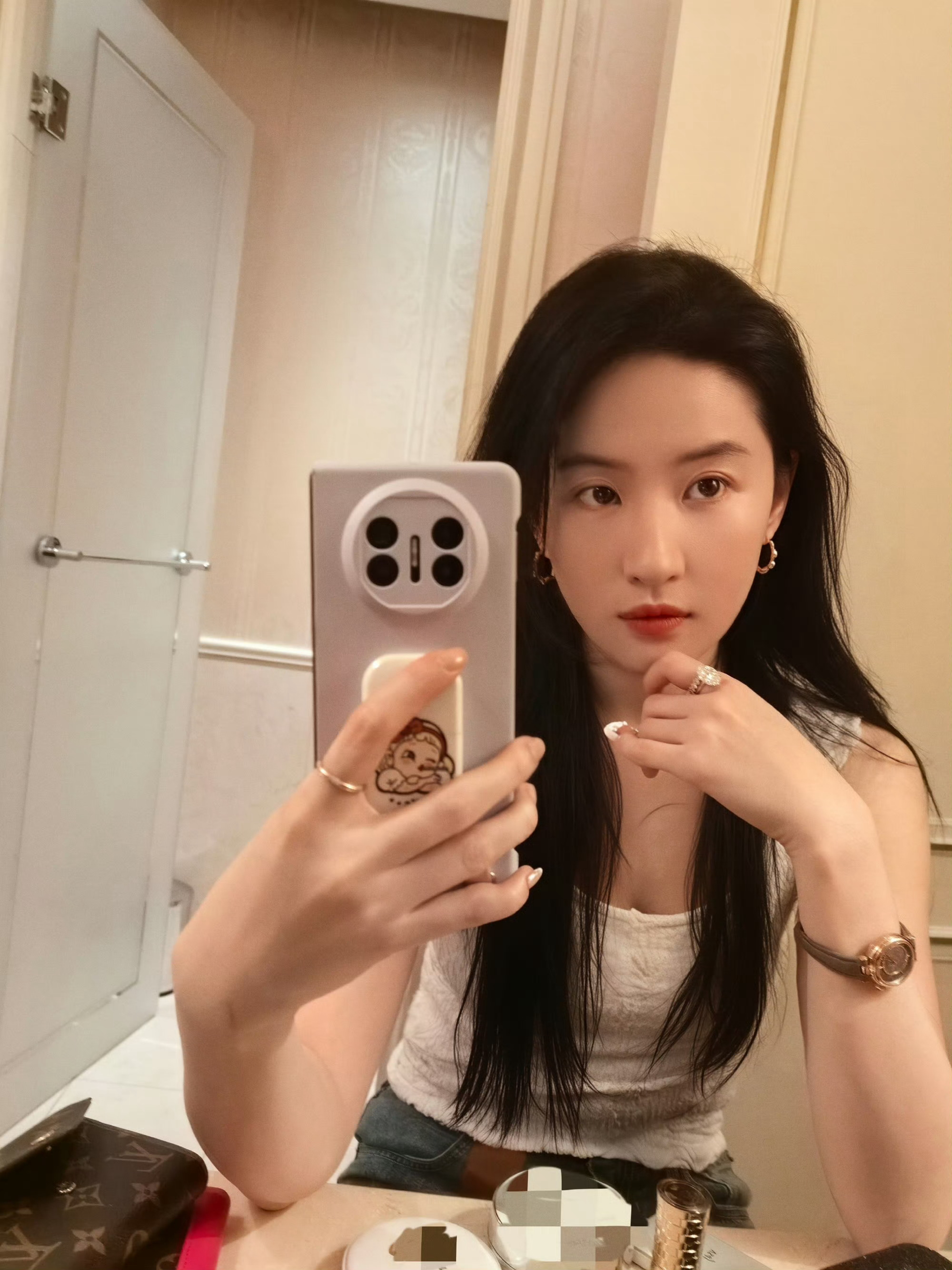 刘亦菲晒素颜工作照分享近期动态