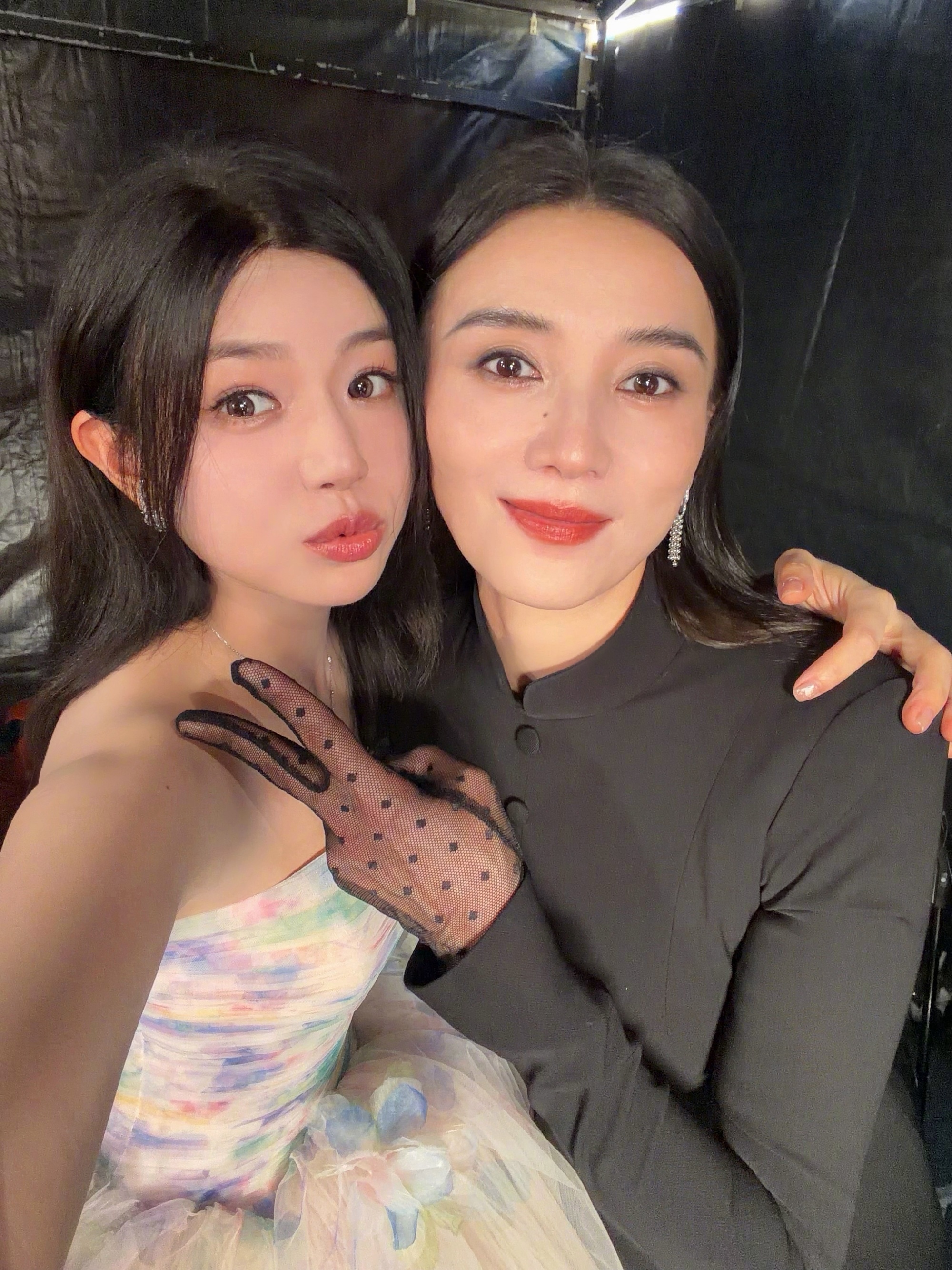 陈妍希晒与宋佳星光大赏合照