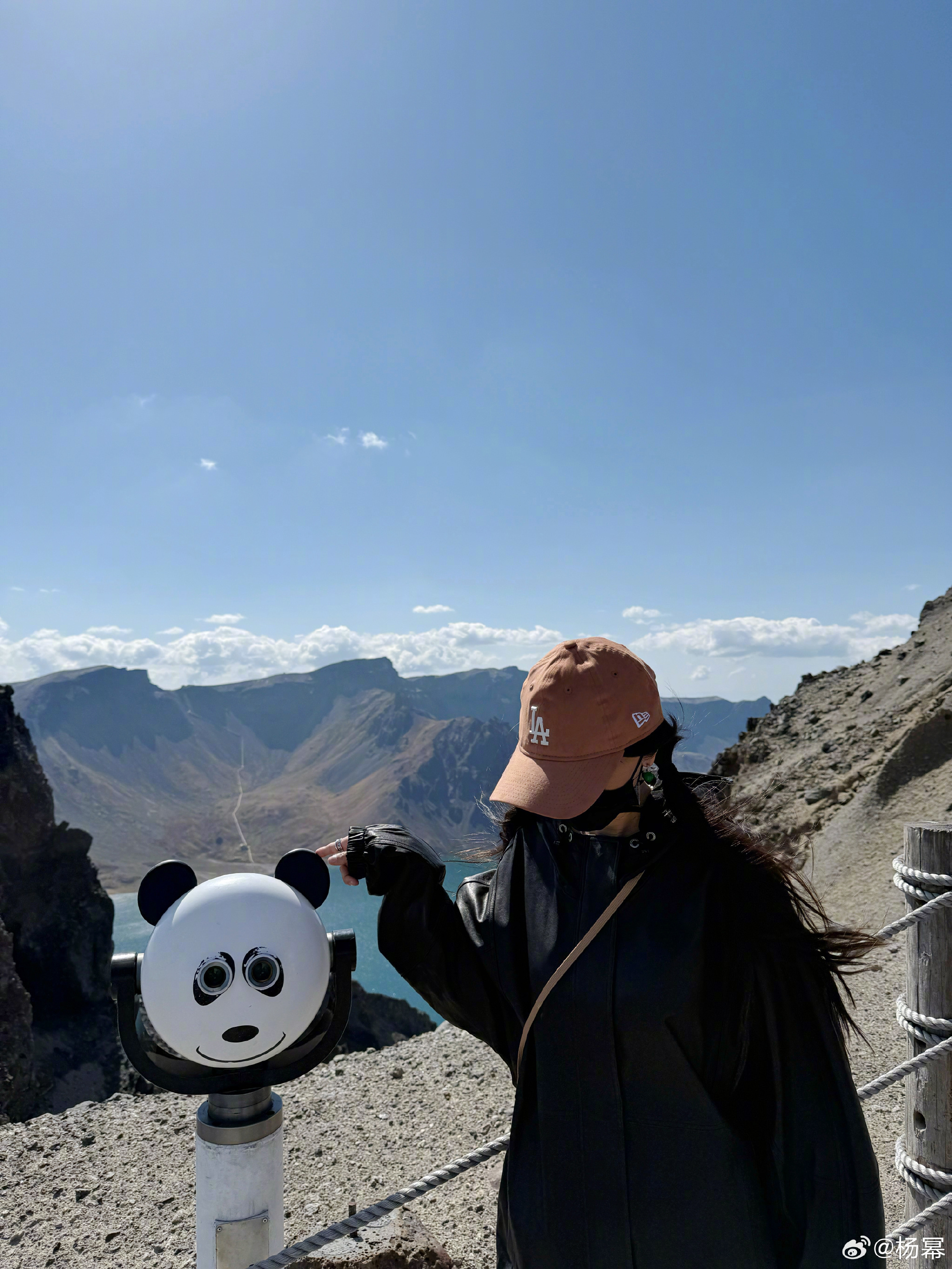 杨幂冬至长白山游玩日常曝光