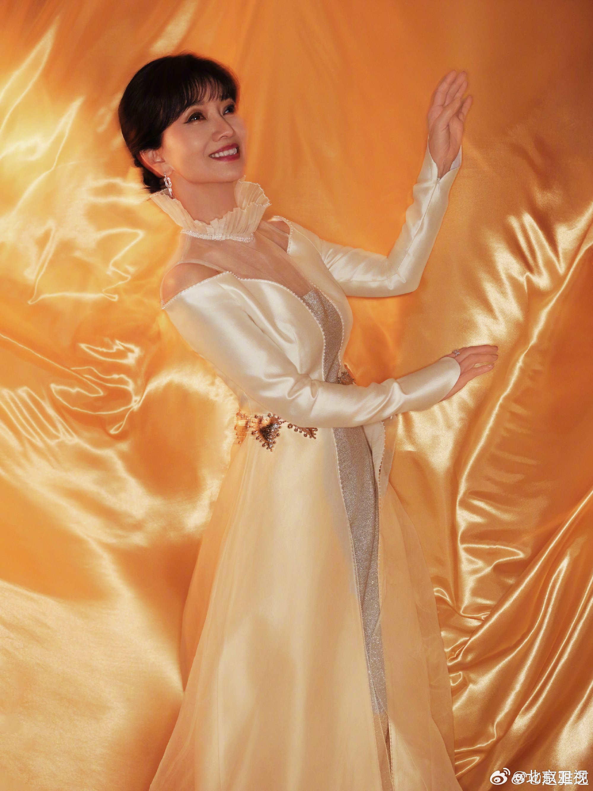 赵雅芝鎏金光影写真释出，缎面长裙尽显优雅