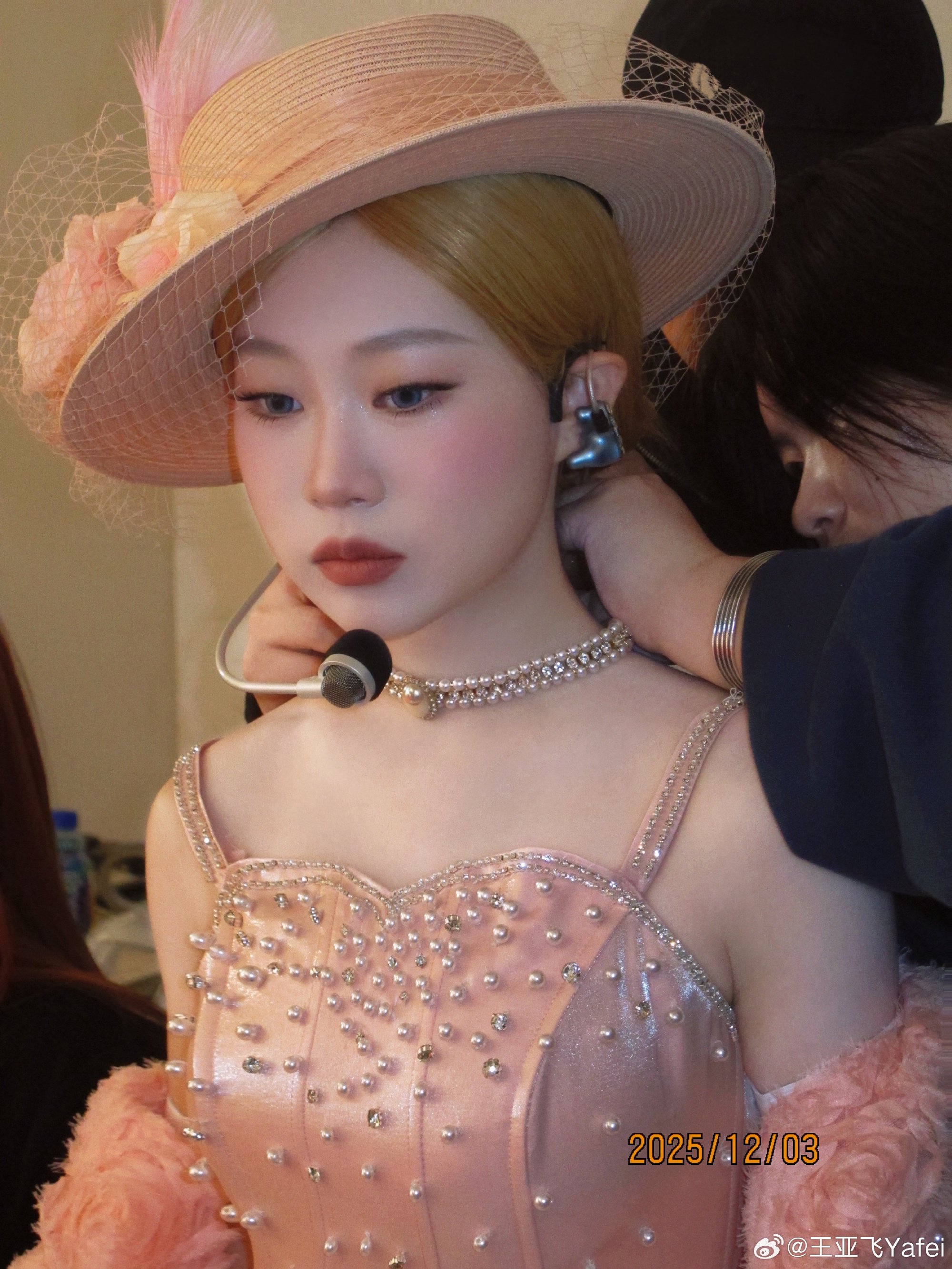 王亚飞为沈佳润打造甜美金发公主跨年妆