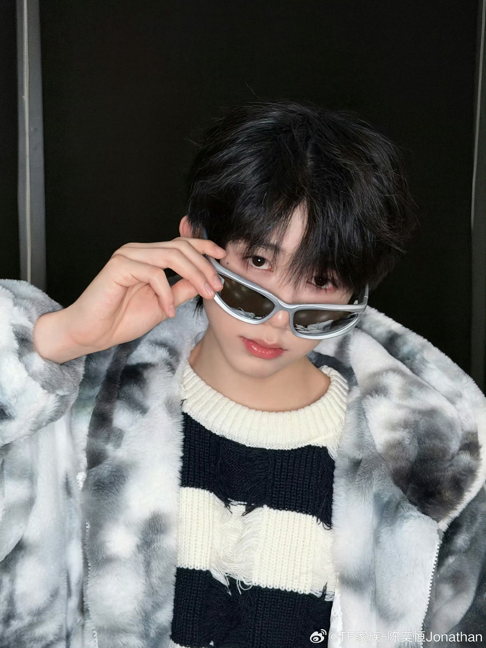 陈奕恒发布墨镜随拍九宫格，叮嘱粉丝注意保暖