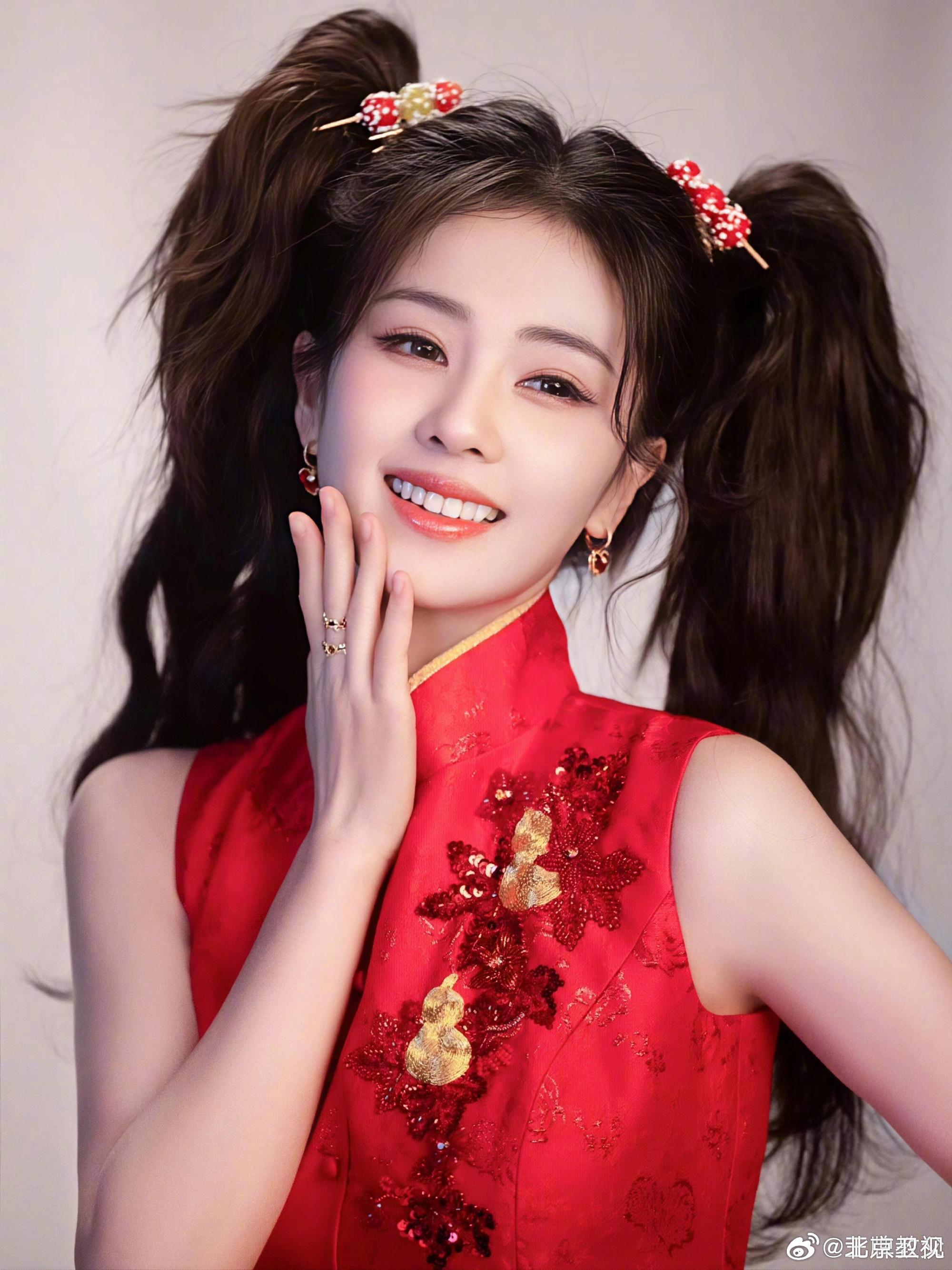 白鹿红旗袍双马尾造型亮相，携手李佩仪同游峡谷