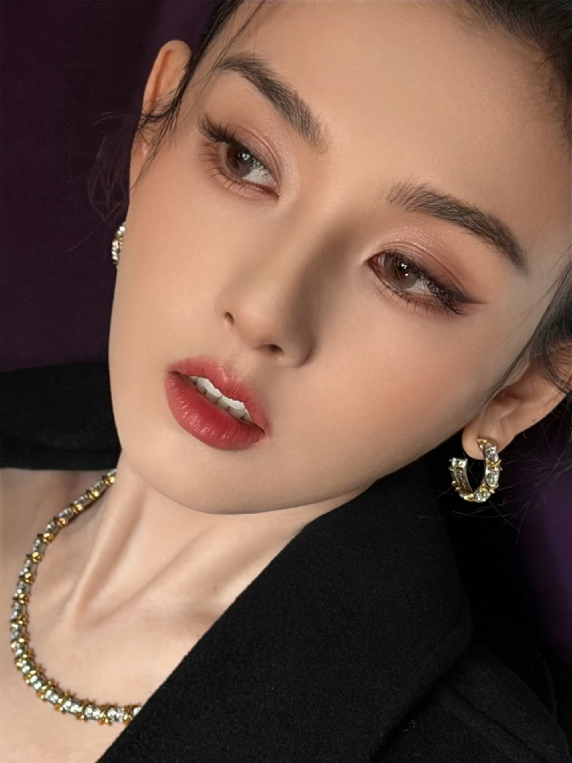 华天崎为宋祖儿打造玫瑰美人妆