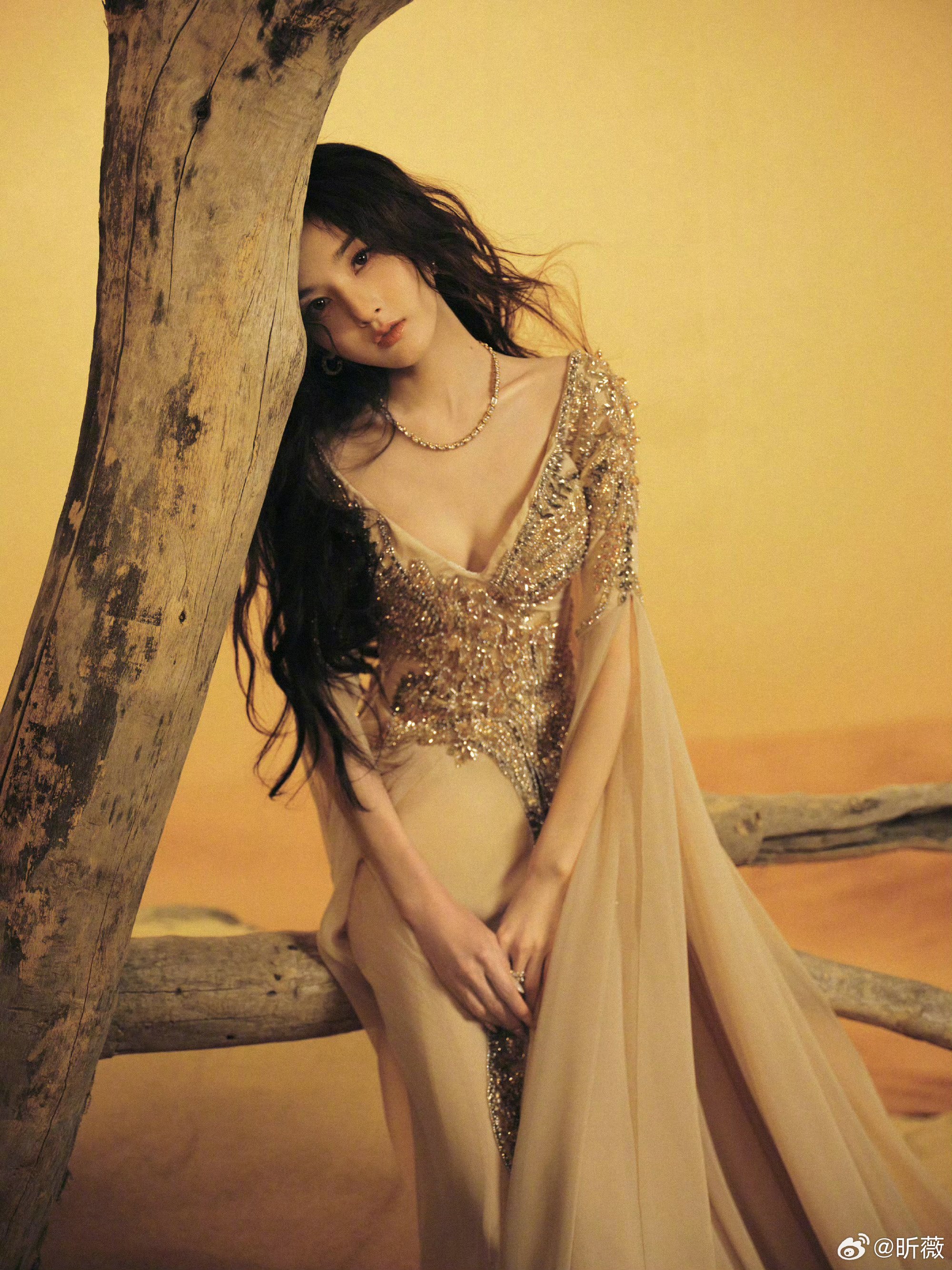 宋祖儿微博之夜穿Robert Abi Nader定制系列展异域魅力