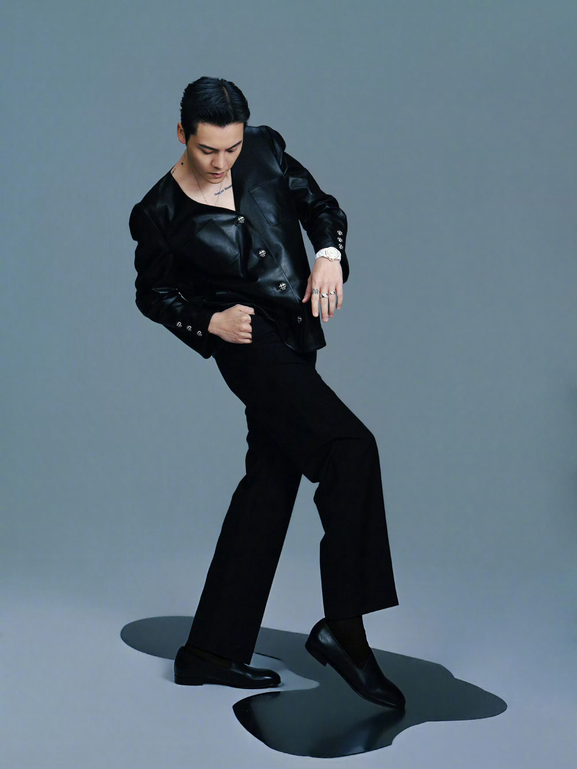 陈伟霆微博之夜演绎两套造型，皮衣深V套装搭配香奈儿珠宝