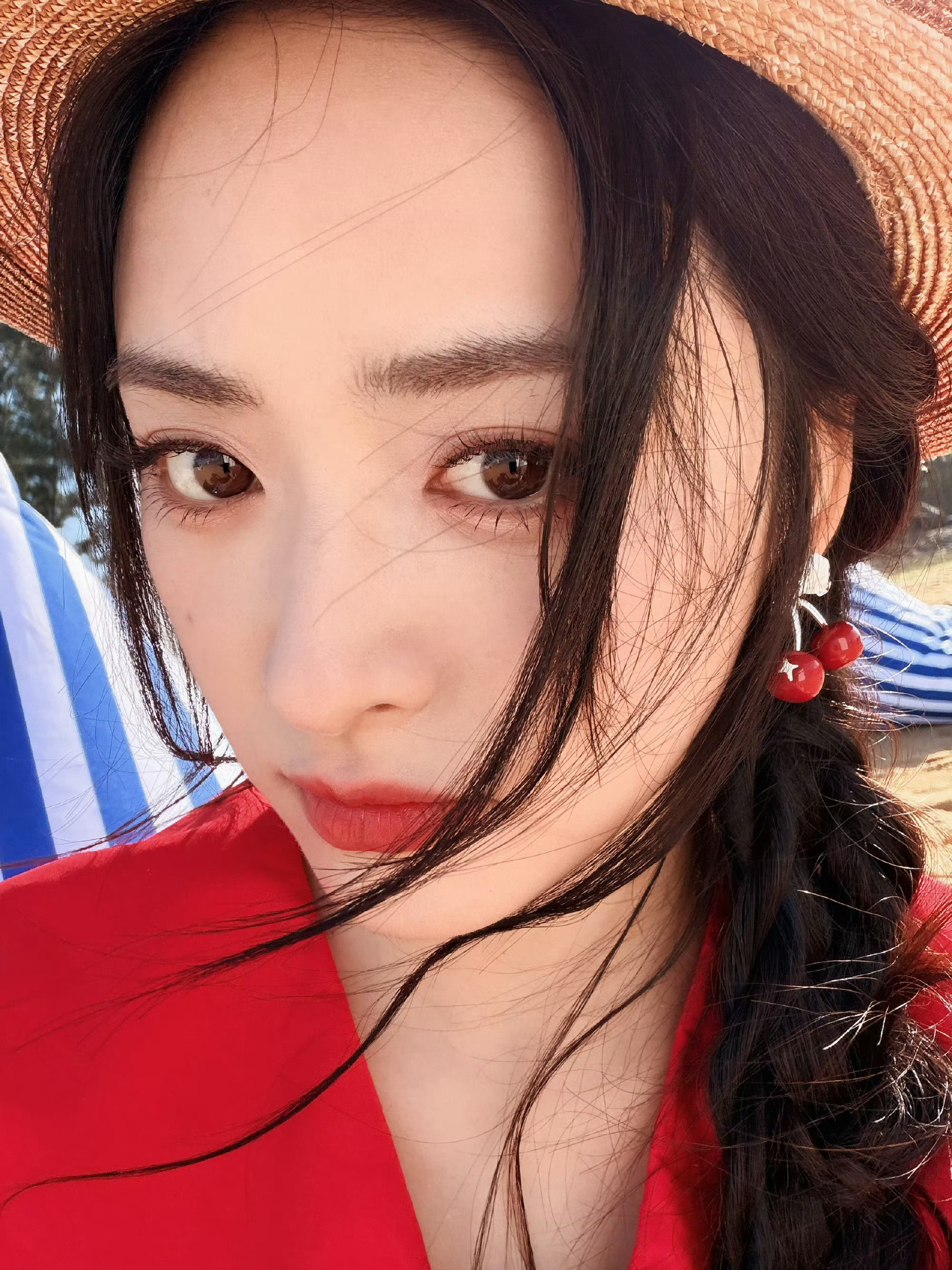 沈月发布海边明信片，烟花随记展现松弛感