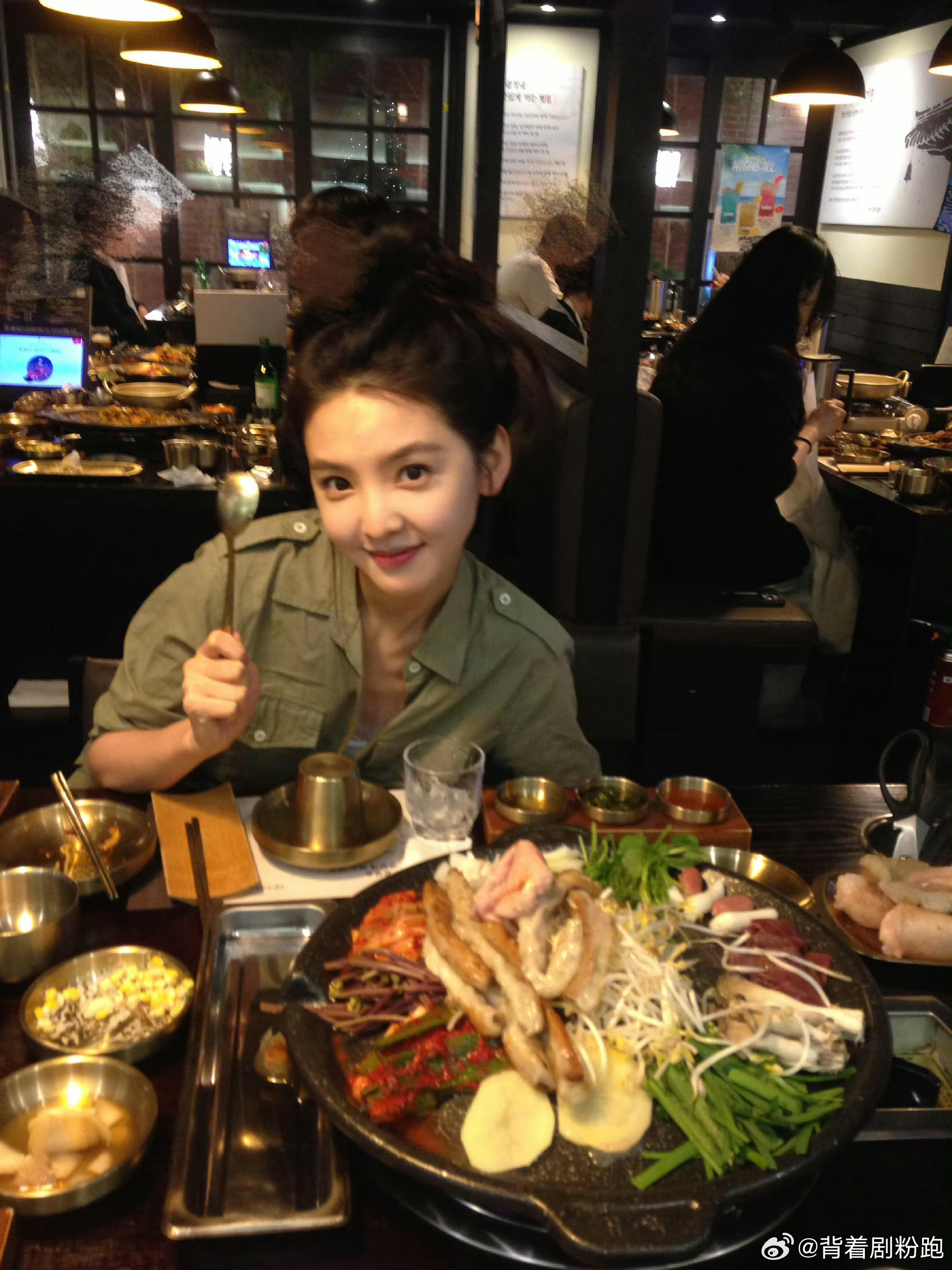 章若楠吃饭拍照姿势引网友效仿