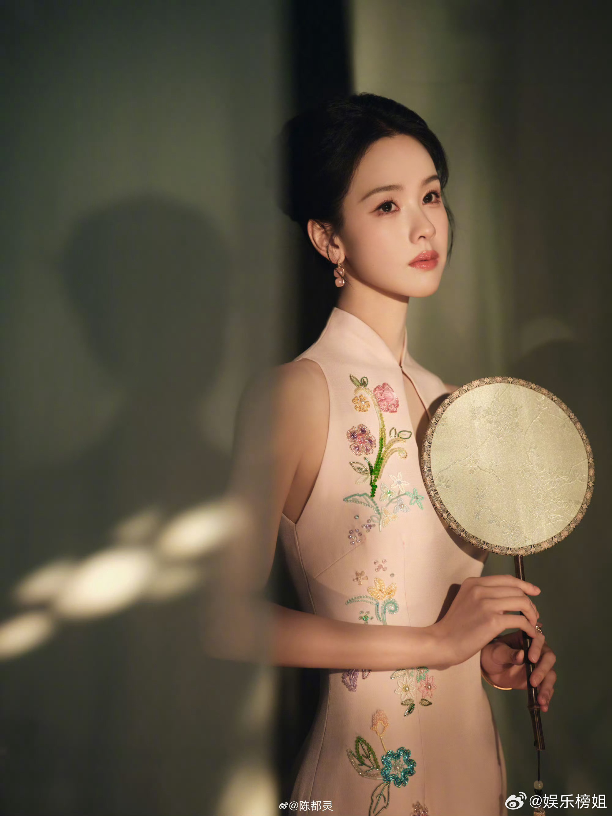 陈都灵月光妆旗袍造型亮相网络视听盛典