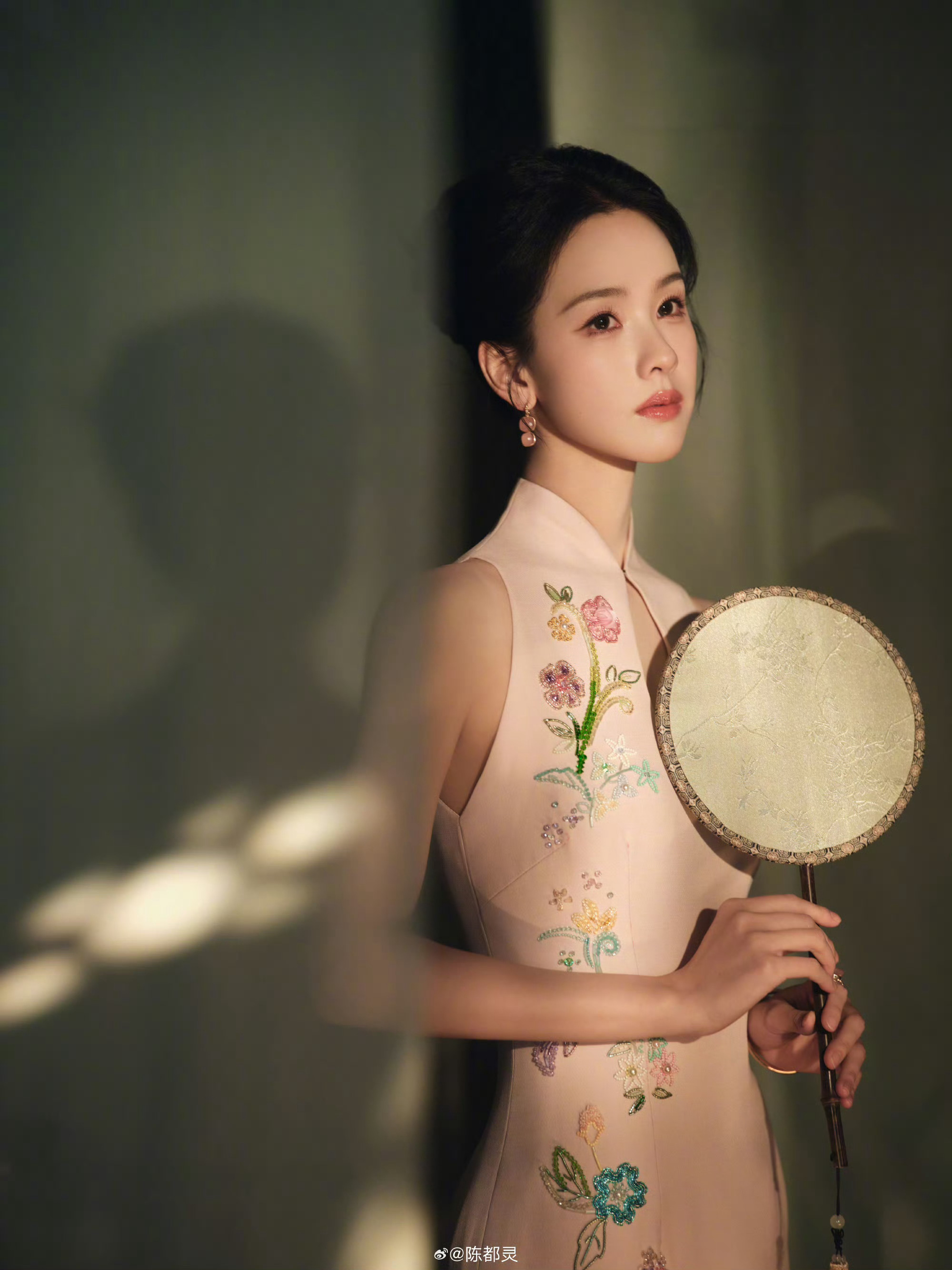 陈都灵月光妆旗袍造型惊艳亮相