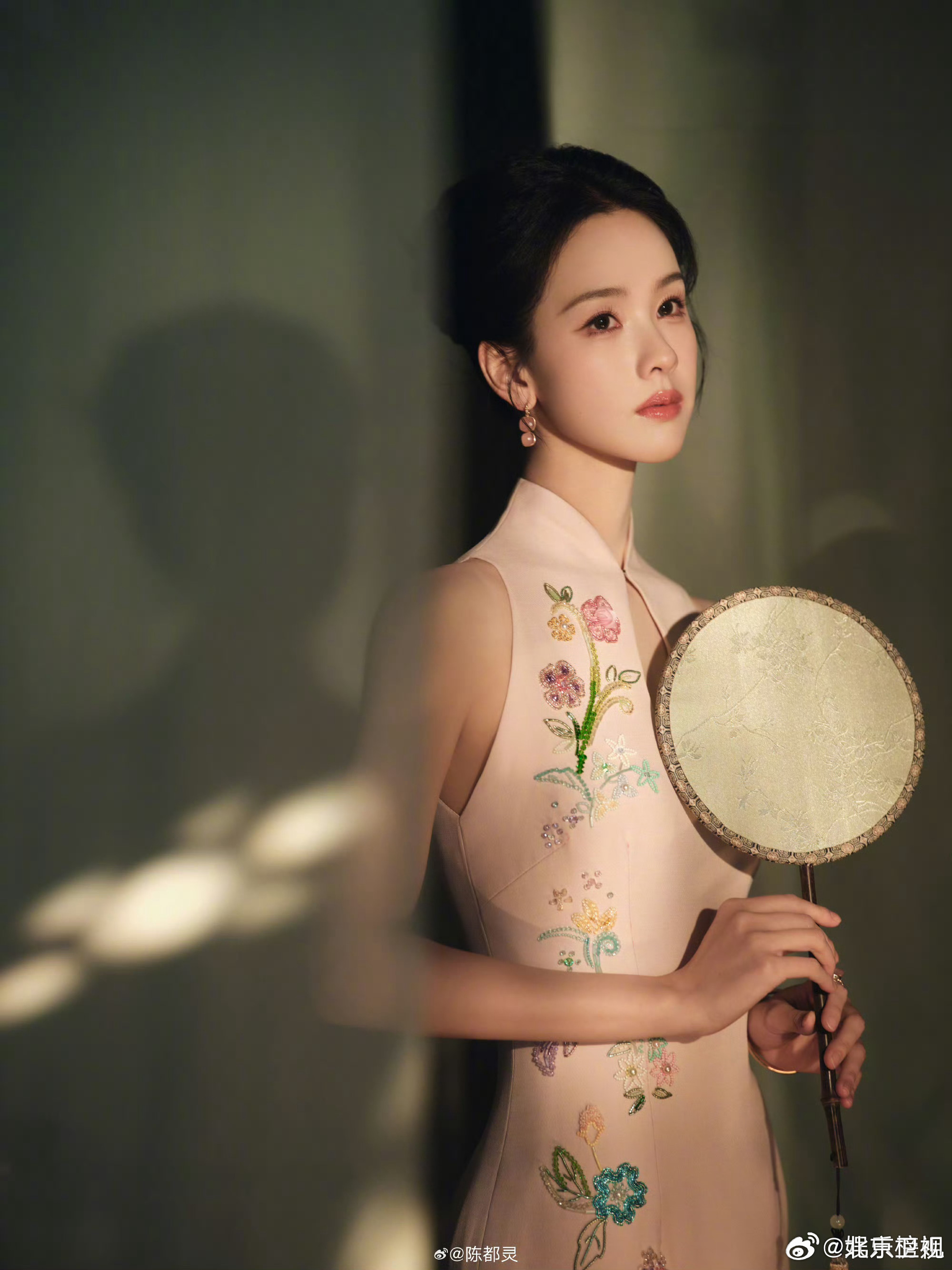 陈都灵穿旗袍搭配温柔月光妆亮相