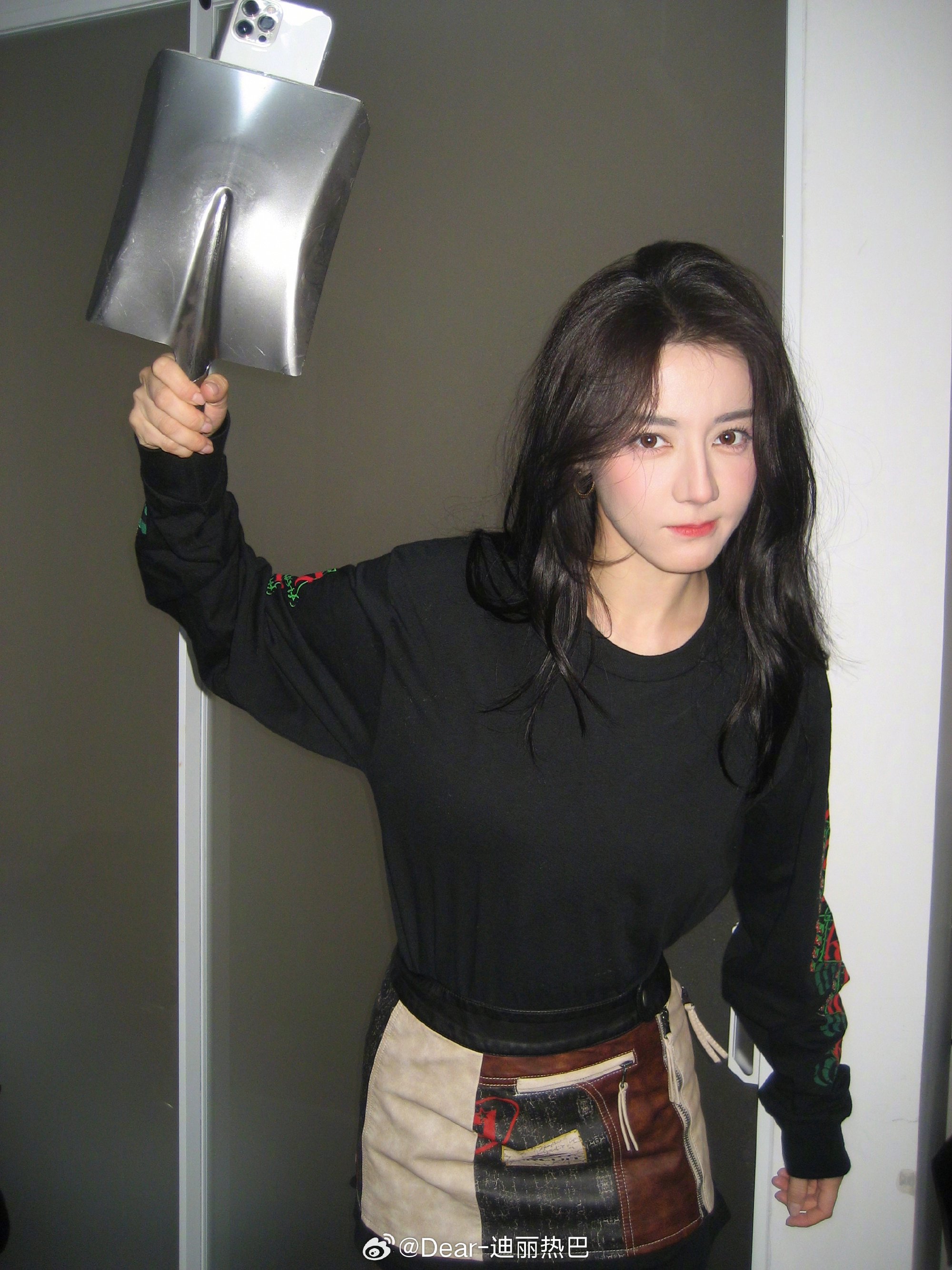 迪丽热巴手机壳主打多重使用引热议