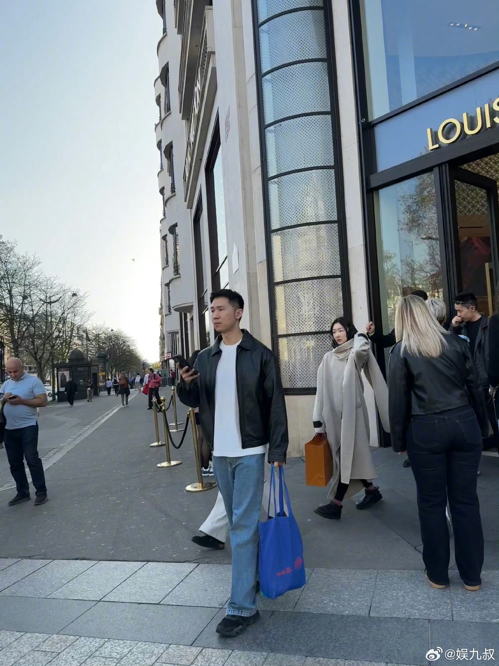 网友巴黎偶遇周冬雨，私下温柔亲切