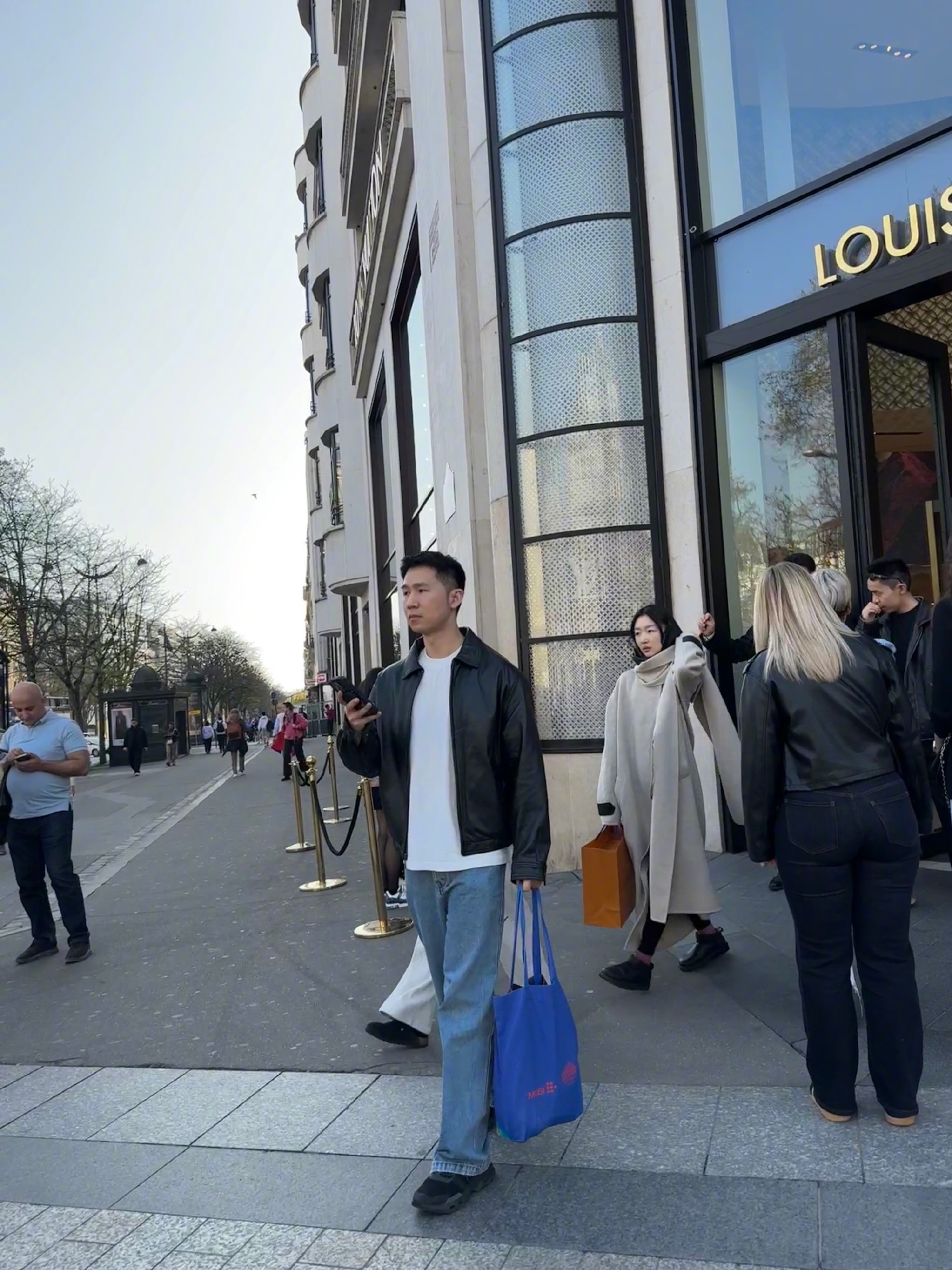 周冬雨巴黎街头穿米色大衣黑色头巾状态佳