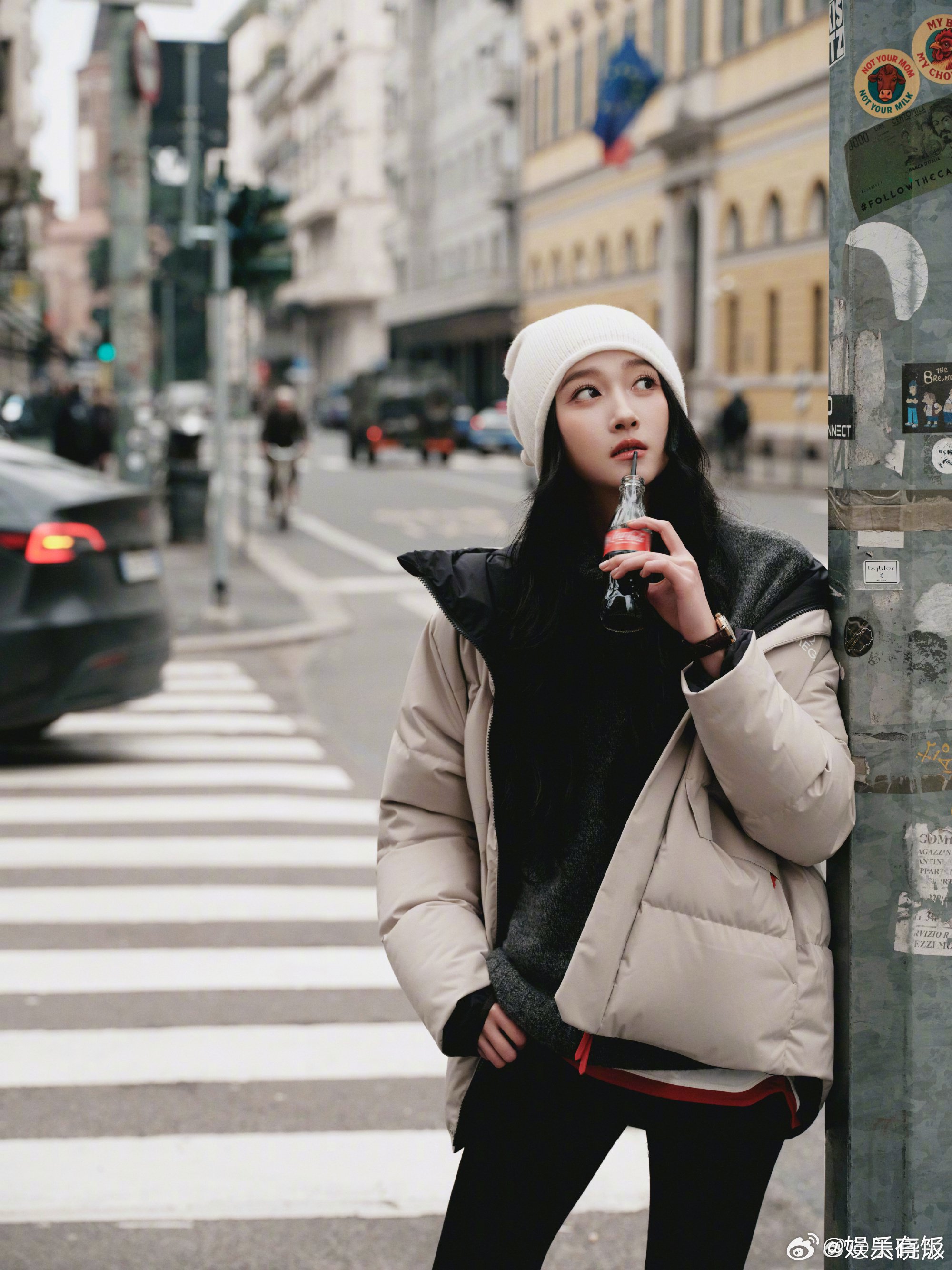 关晓彤街头随拍展曼妙身姿，斜靠柱子显逆天比例