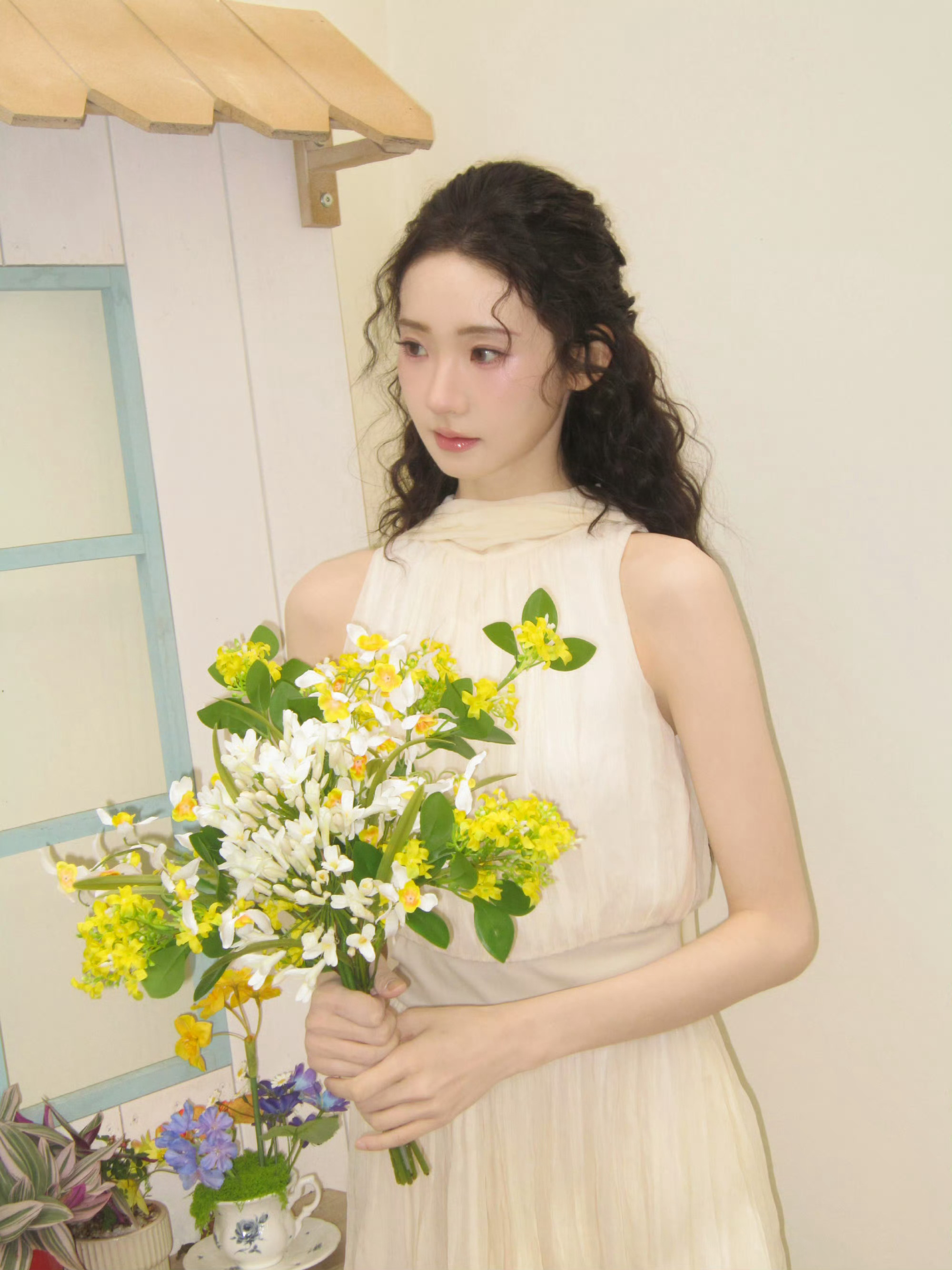 张艺凡春日写真获赞，网友呼吁其进组拍戏