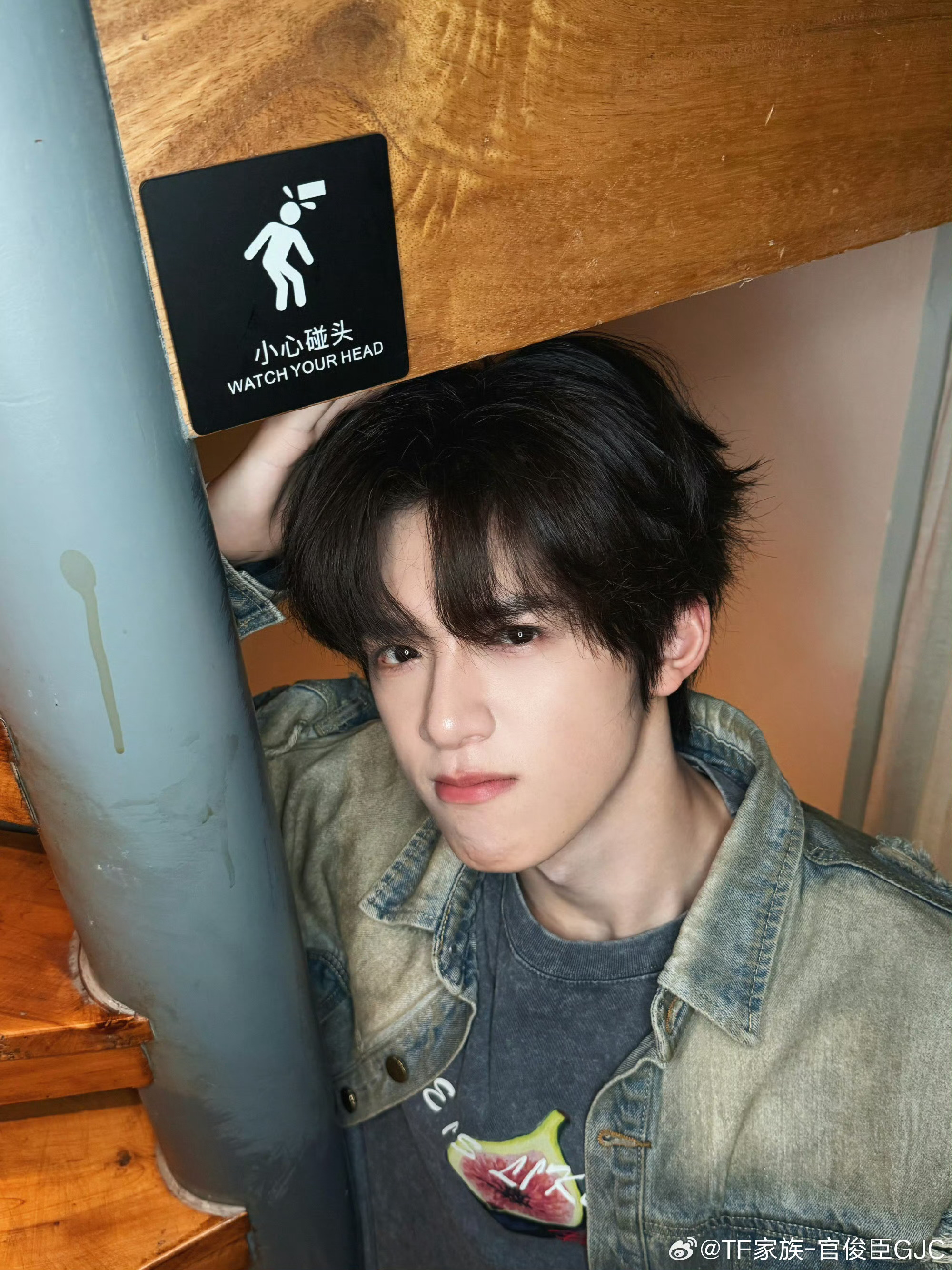 官俊臣发布牛仔九宫格营业照展现多角度魅力