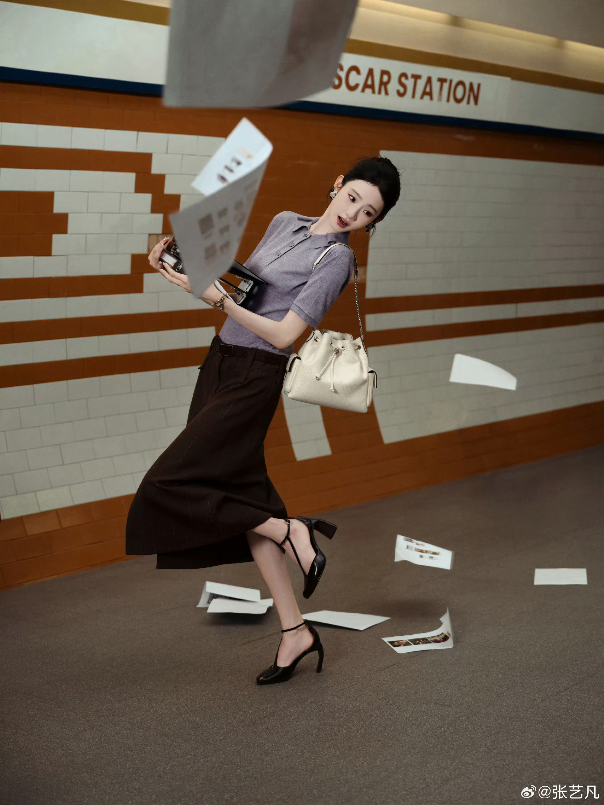 张艺凡灰紫衬衫配深棕半裙演绎复古通勤风