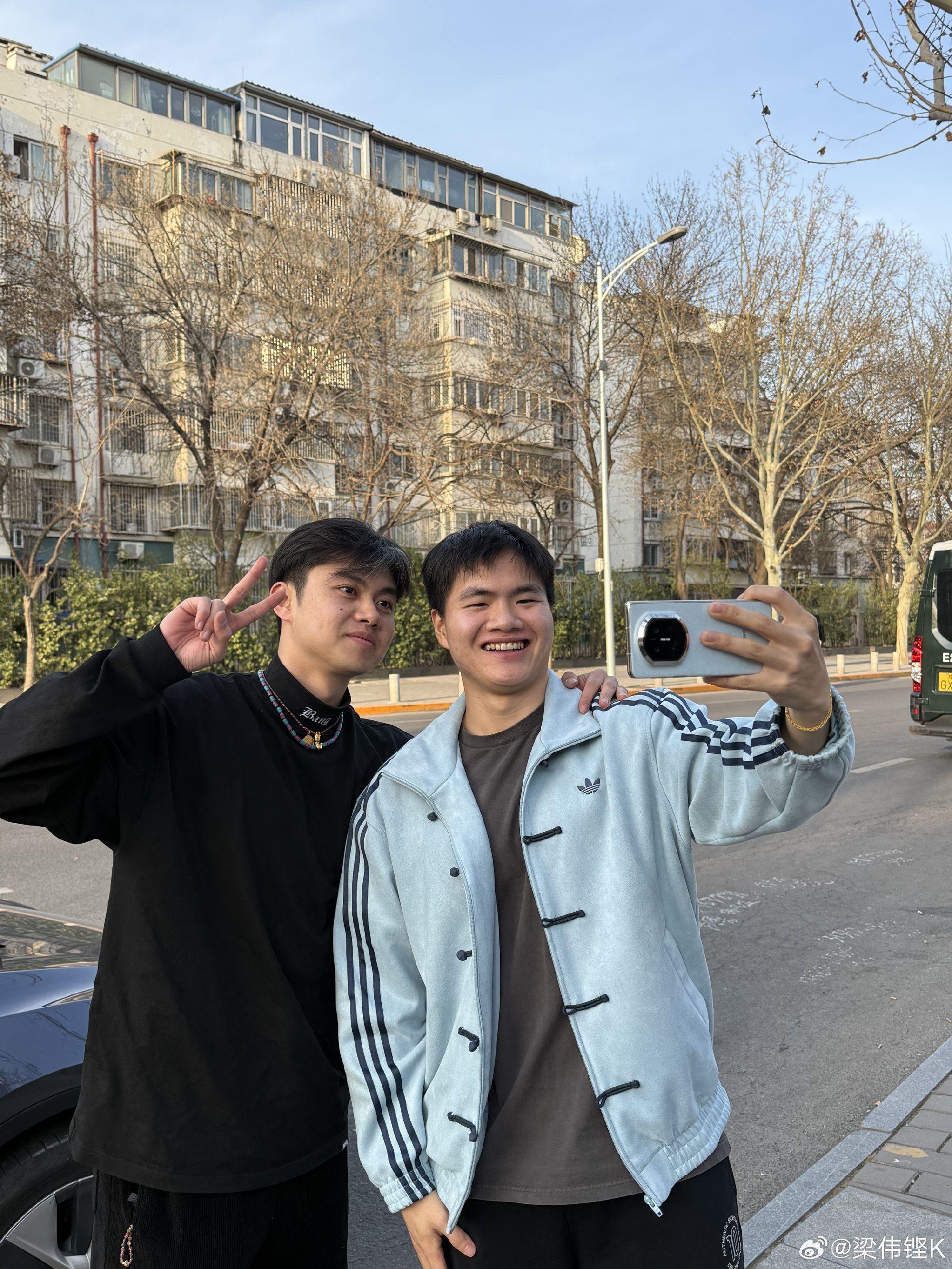 国羽选手梁伟铿晒春日出游照状态佳