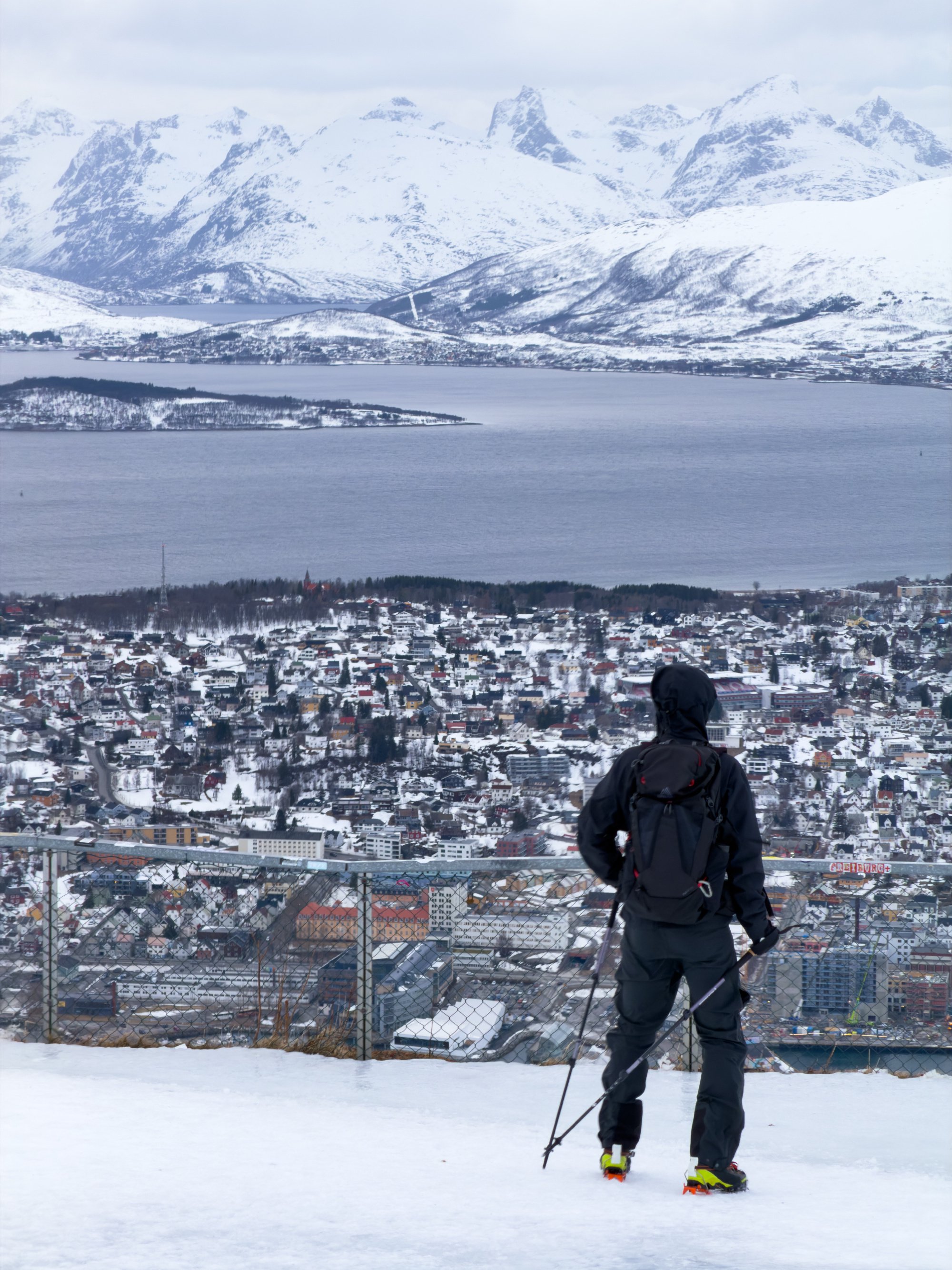 李现黑色户外装亮相雪山徒步，雨中随拍笑容可爱