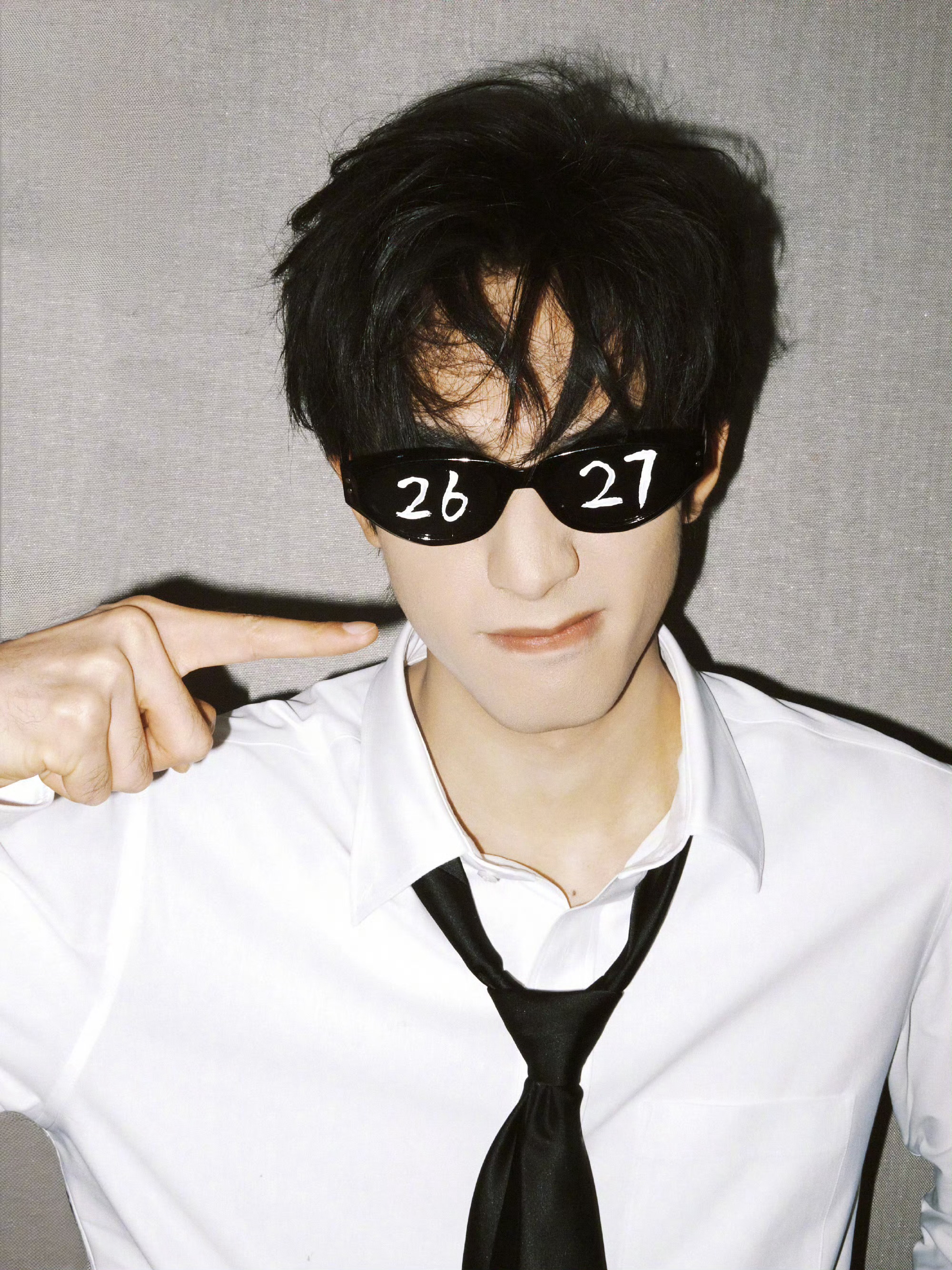 宋威龙27岁生日晒照，白衬衫黑领带少年感十足