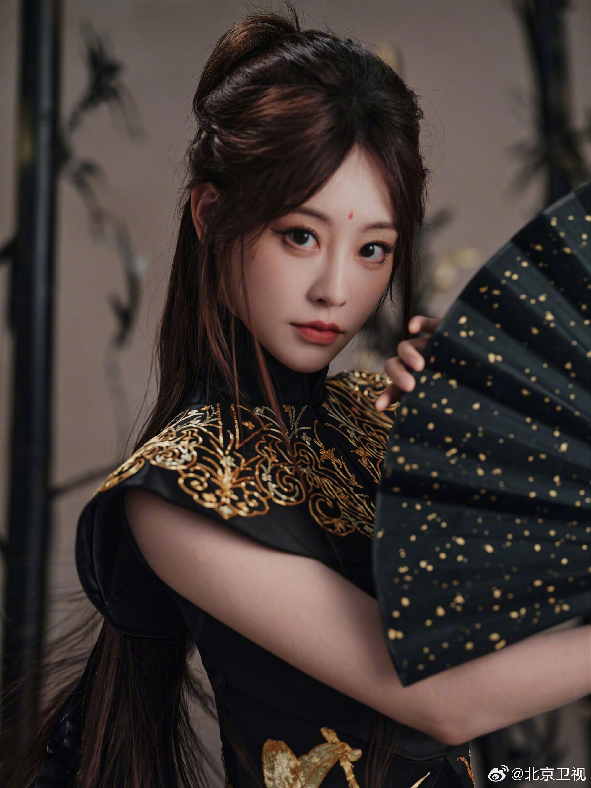 祝绪丹武侠造型曝光，黑金绣纹纸伞长剑尽显侠女风骨